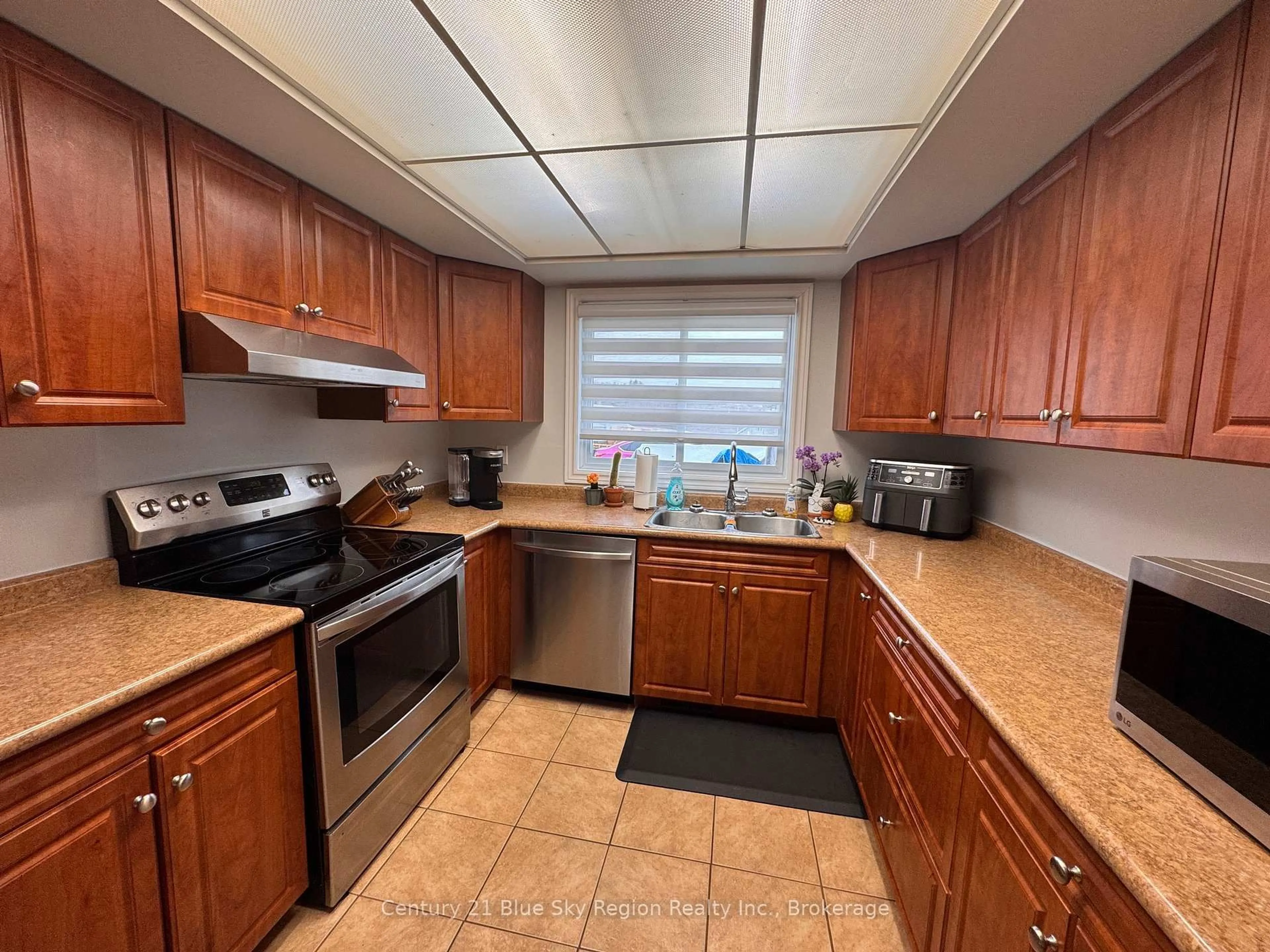 Standard kitchen, unknown for 387 Main St, Powassan Ontario P0H 1Z0