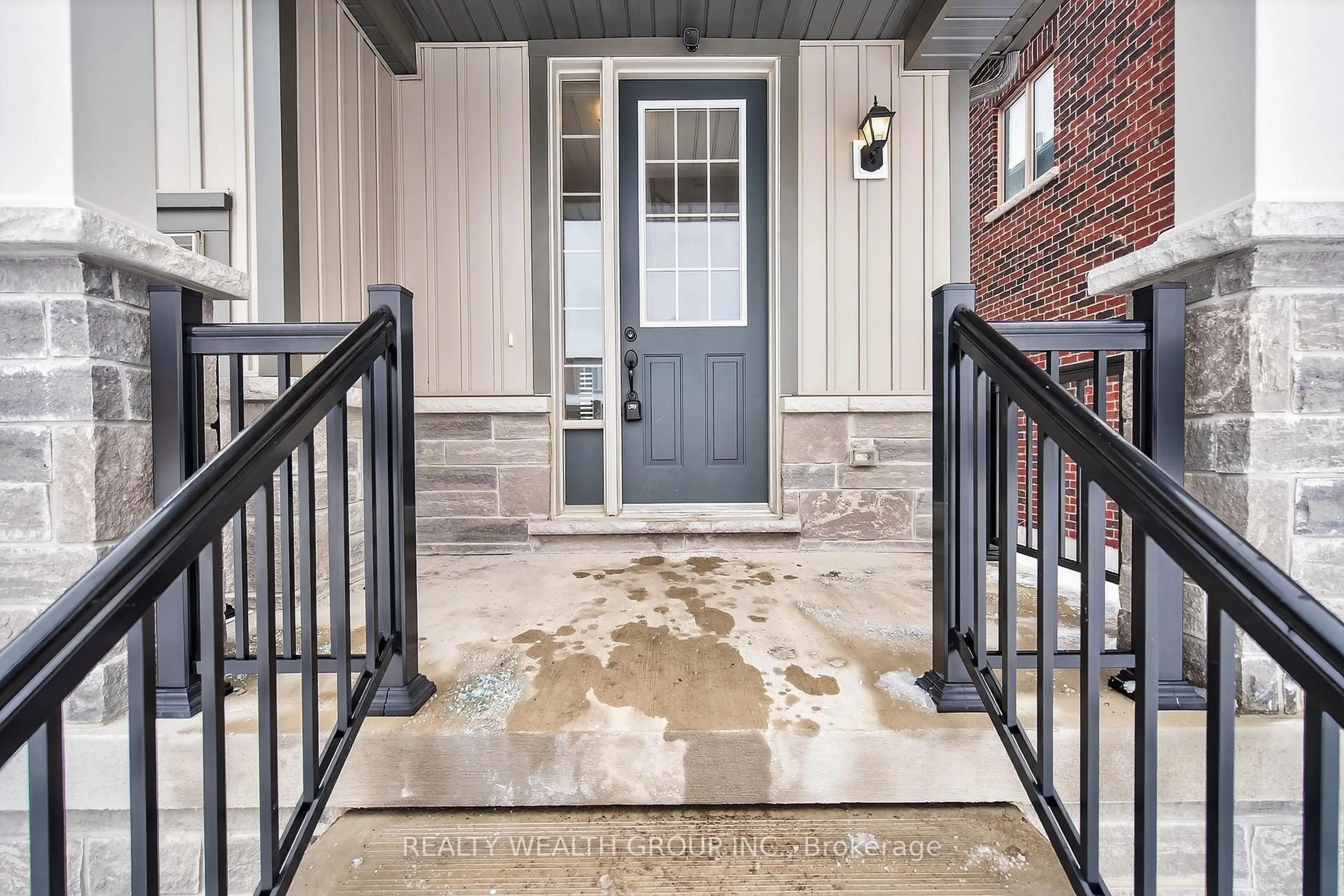 Indoor entryway for 803 Griffin Tr, Peterborough Ontario K9K 0J1