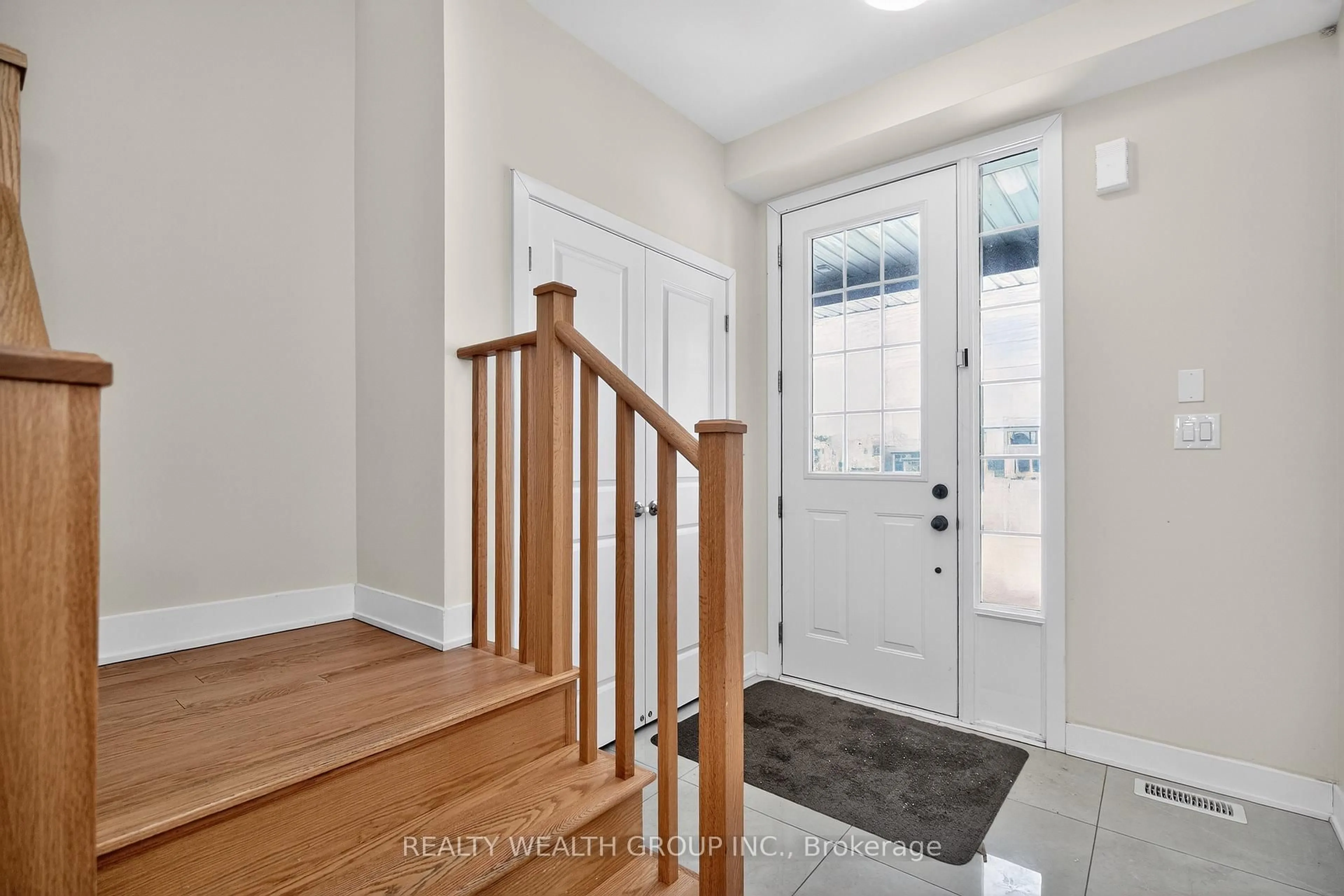 Indoor entryway for 803 Griffin Tr, Peterborough Ontario K9K 0J1