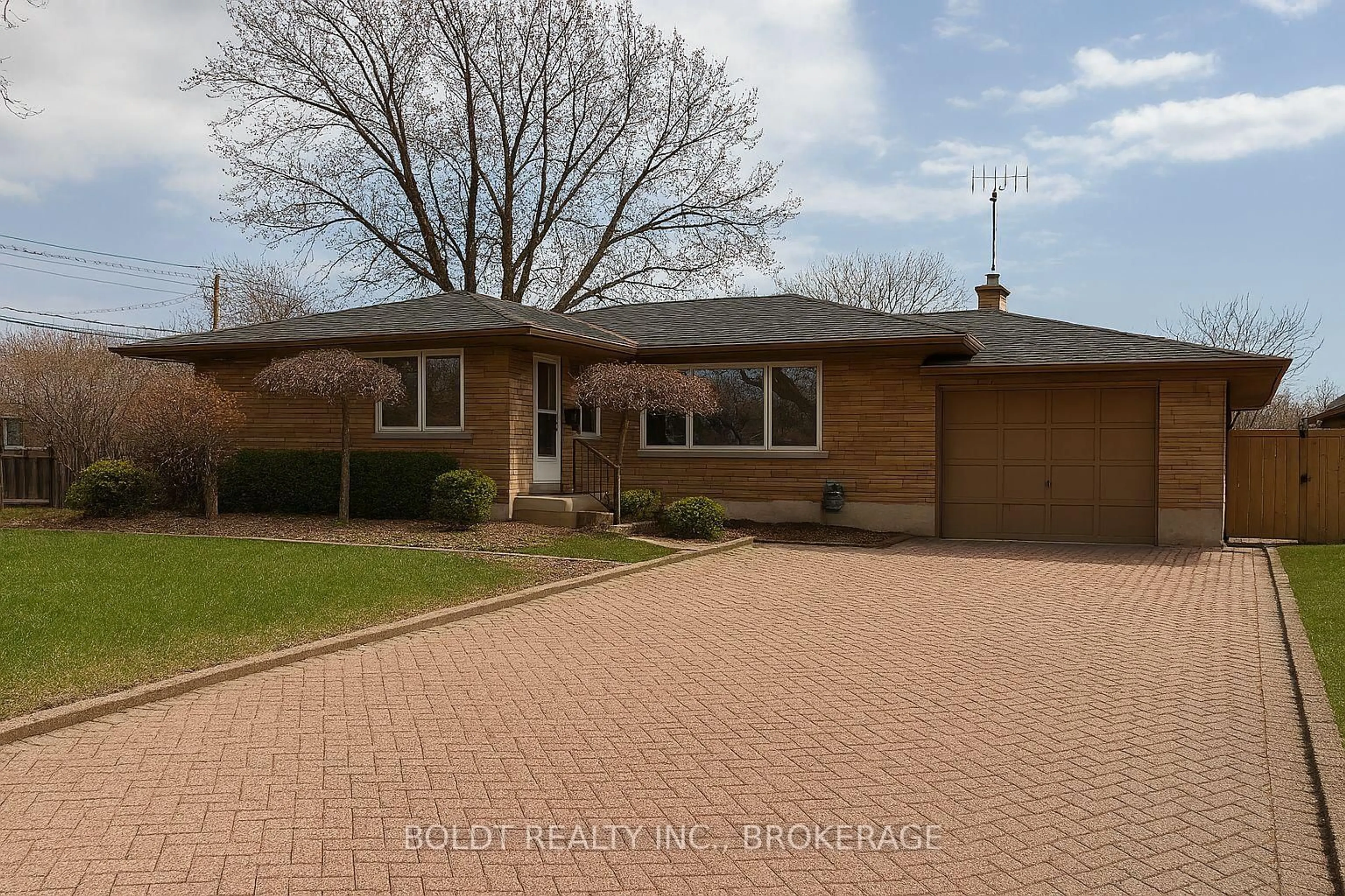 Home with brick exterior material, street for 32 Old Oxford Rd, St. Catharines Ontario L2M 2K1