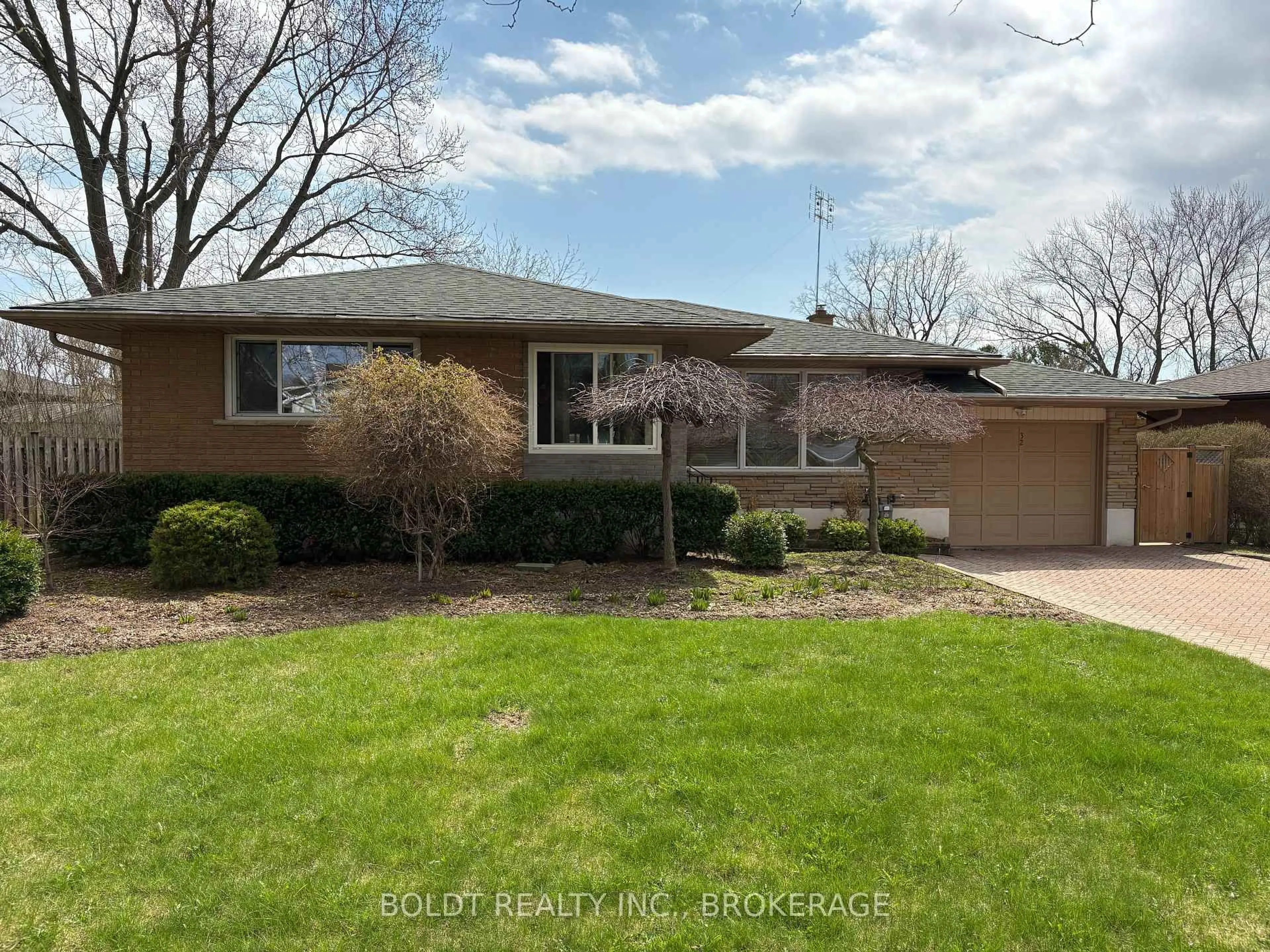 Home with brick exterior material, street for 32 Old Oxford Rd, St. Catharines Ontario L2M 2K1