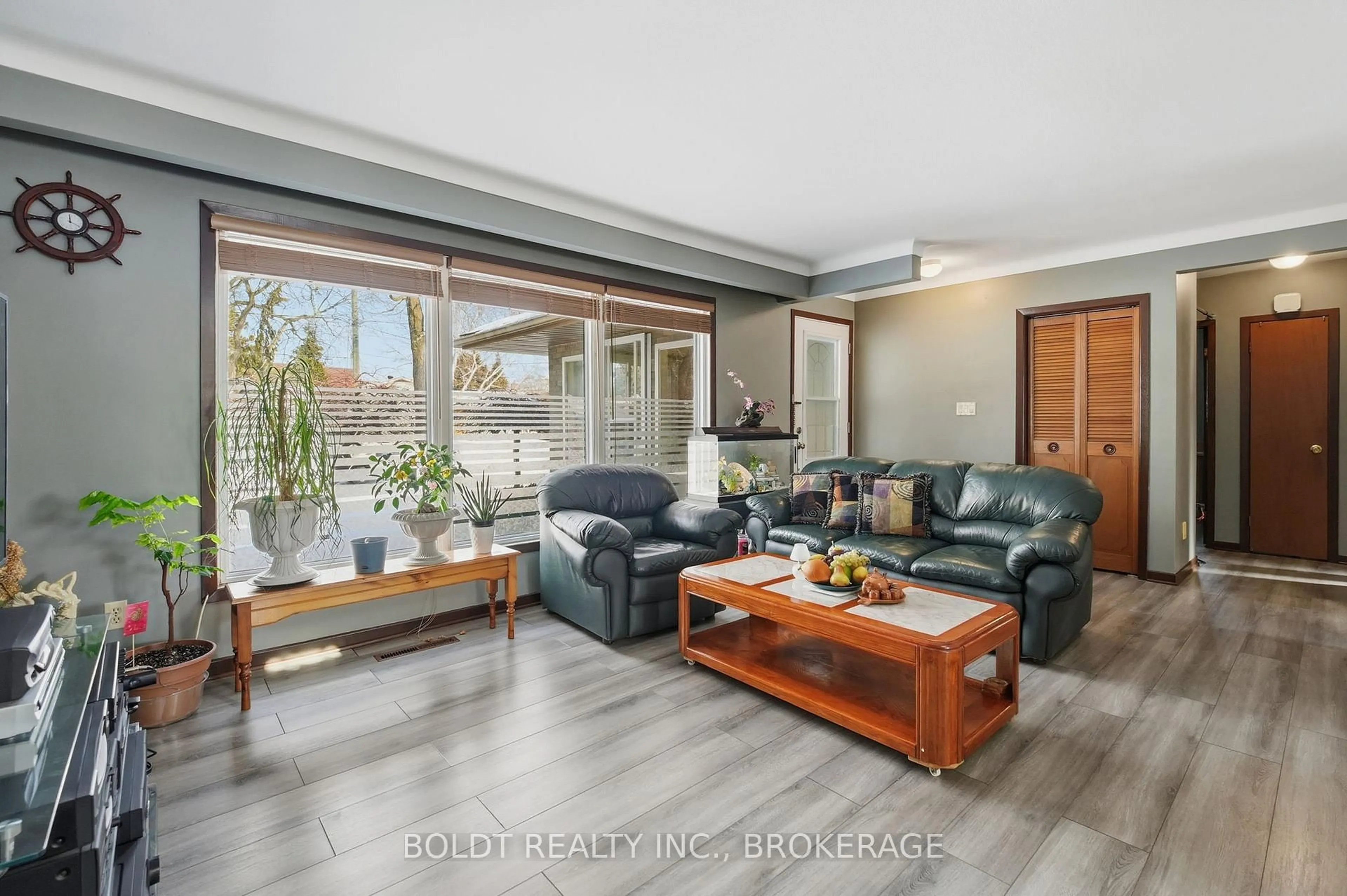 Living room with furniture, unknown for 32 Old Oxford Rd, St. Catharines Ontario L2M 2K1