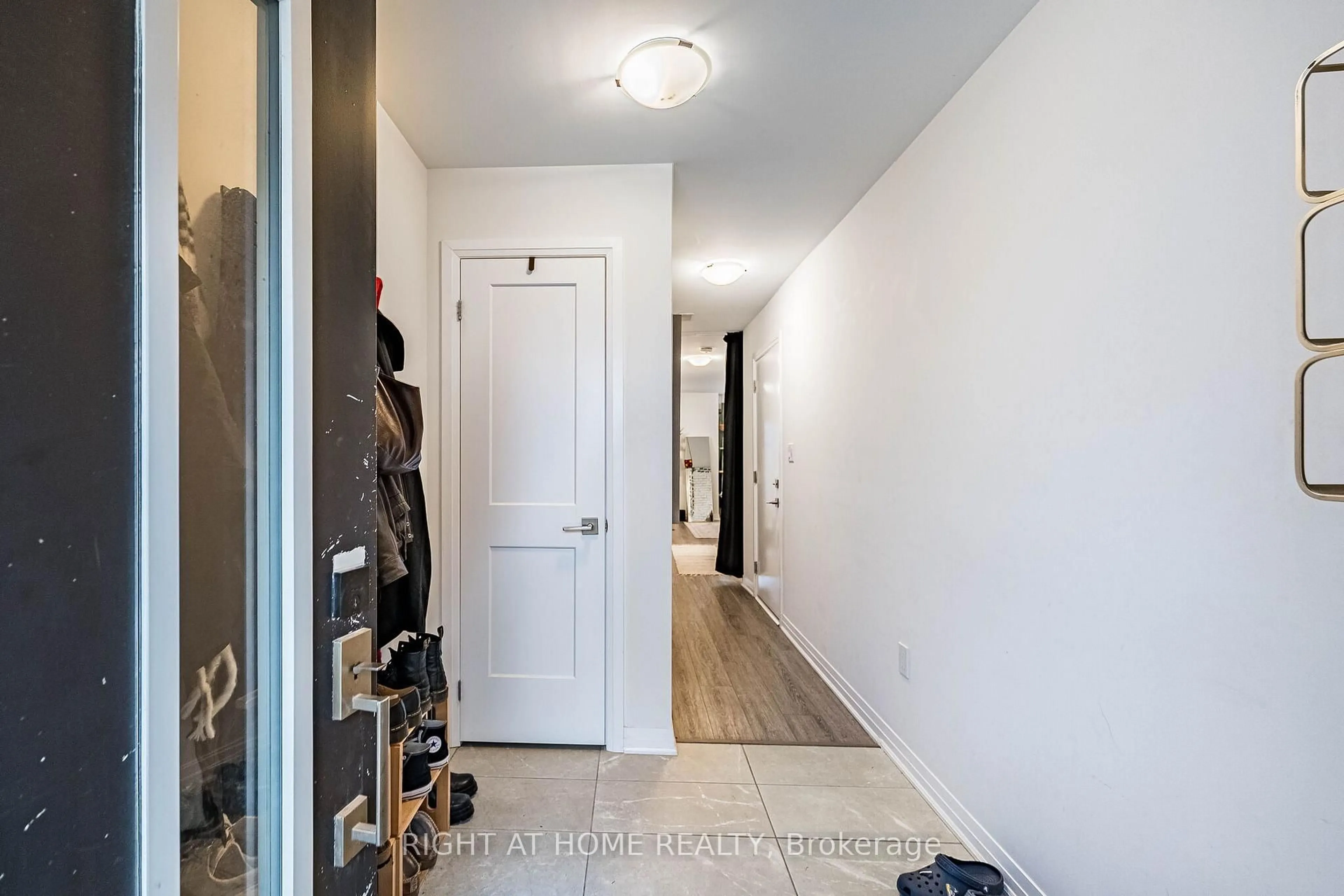 Indoor entryway for 51 Sparrow Ave #96, Cambridge Ontario N1T 0E5