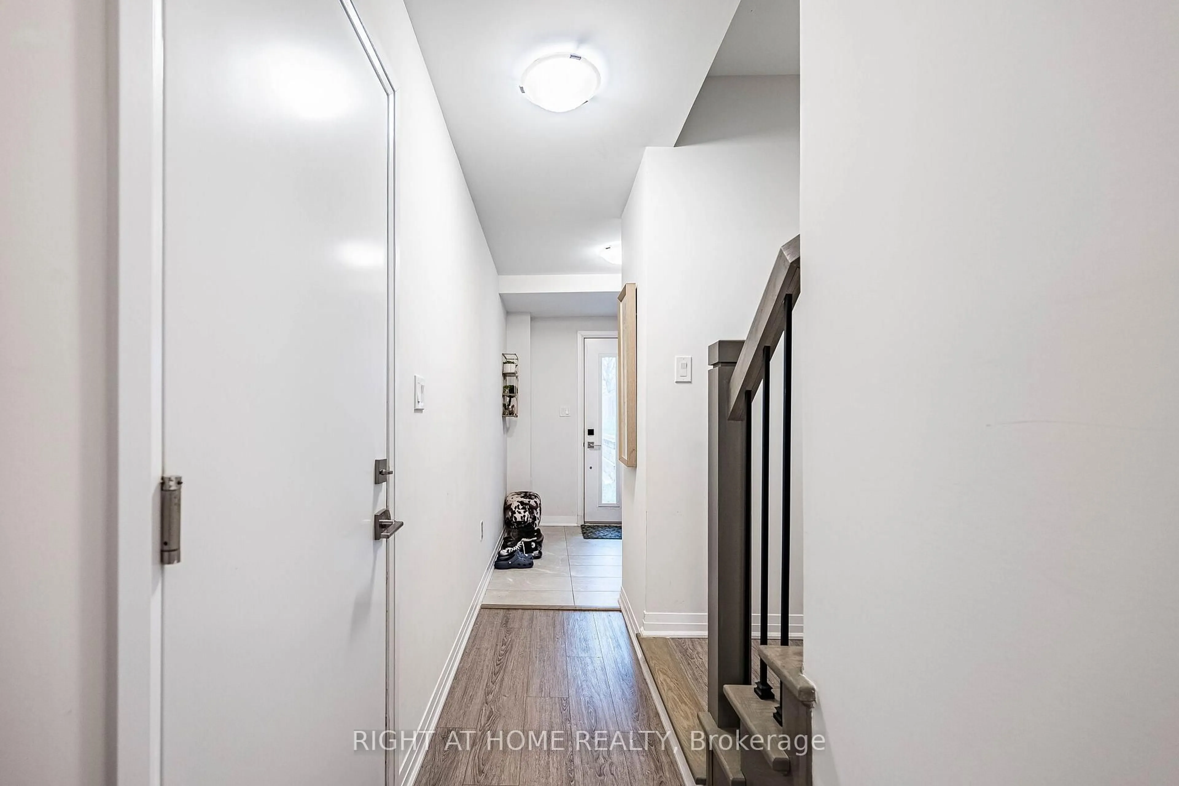 Indoor entryway for 51 Sparrow Ave #96, Cambridge Ontario N1T 0E5