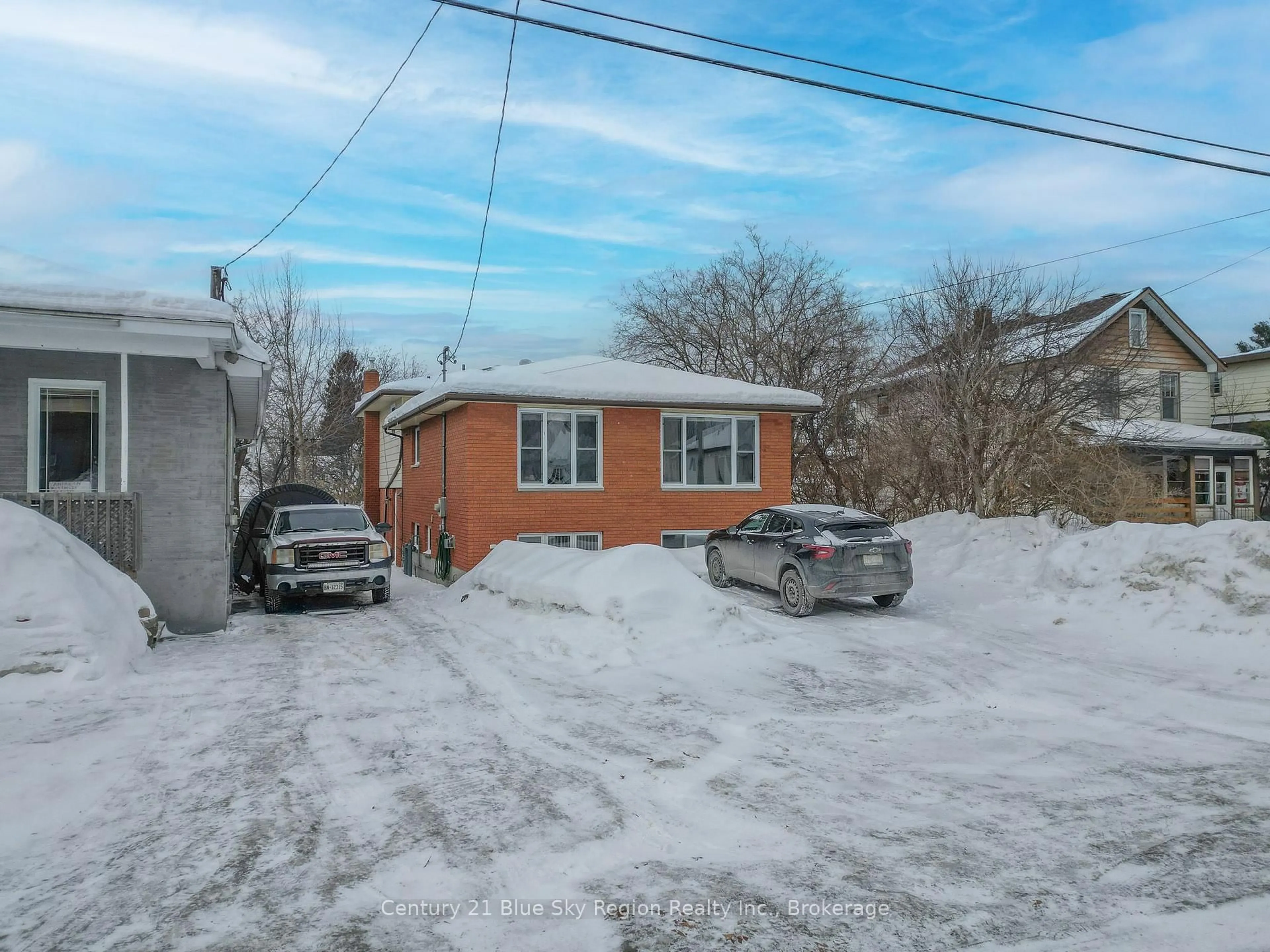 A pic from outside/outdoor area/front of a property/back of a property/a pic from drone, street for 573 McLeod St, North Bay Ontario P1B 5S9