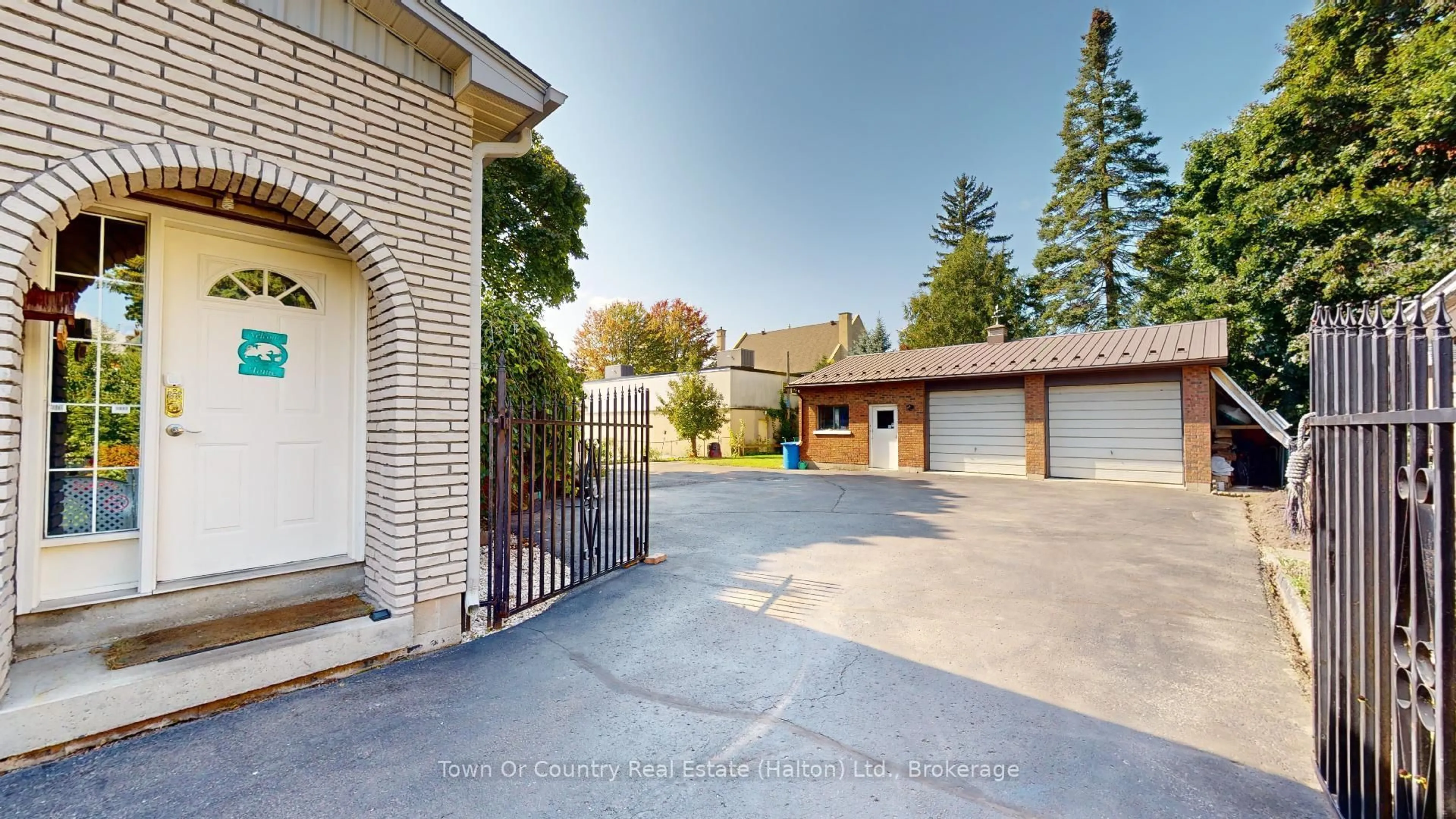 A pic from outside/outdoor area/front of a property/back of a property/a pic from drone, street for 540 10th Ave, Hanover Ontario N4N 2P4