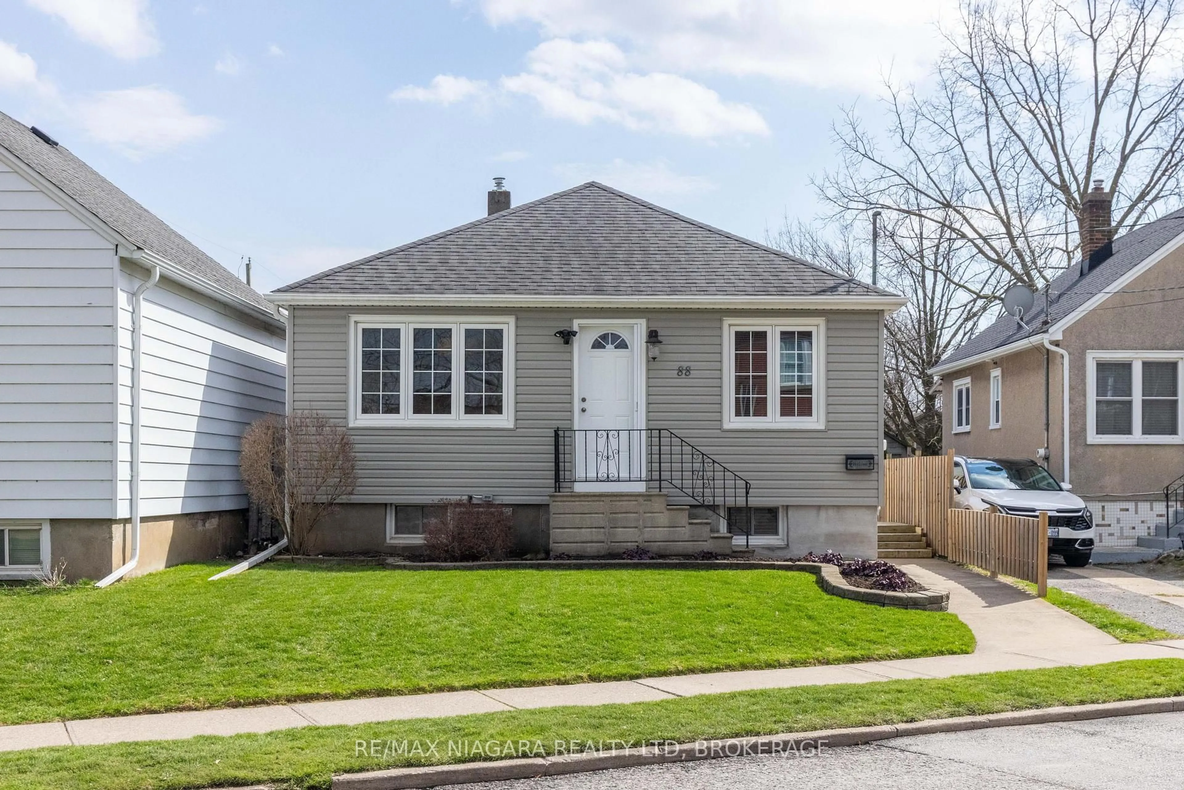 Home with vinyl exterior material, street for 88 Garnet St, St. Catharines Ontario L2M 5G4