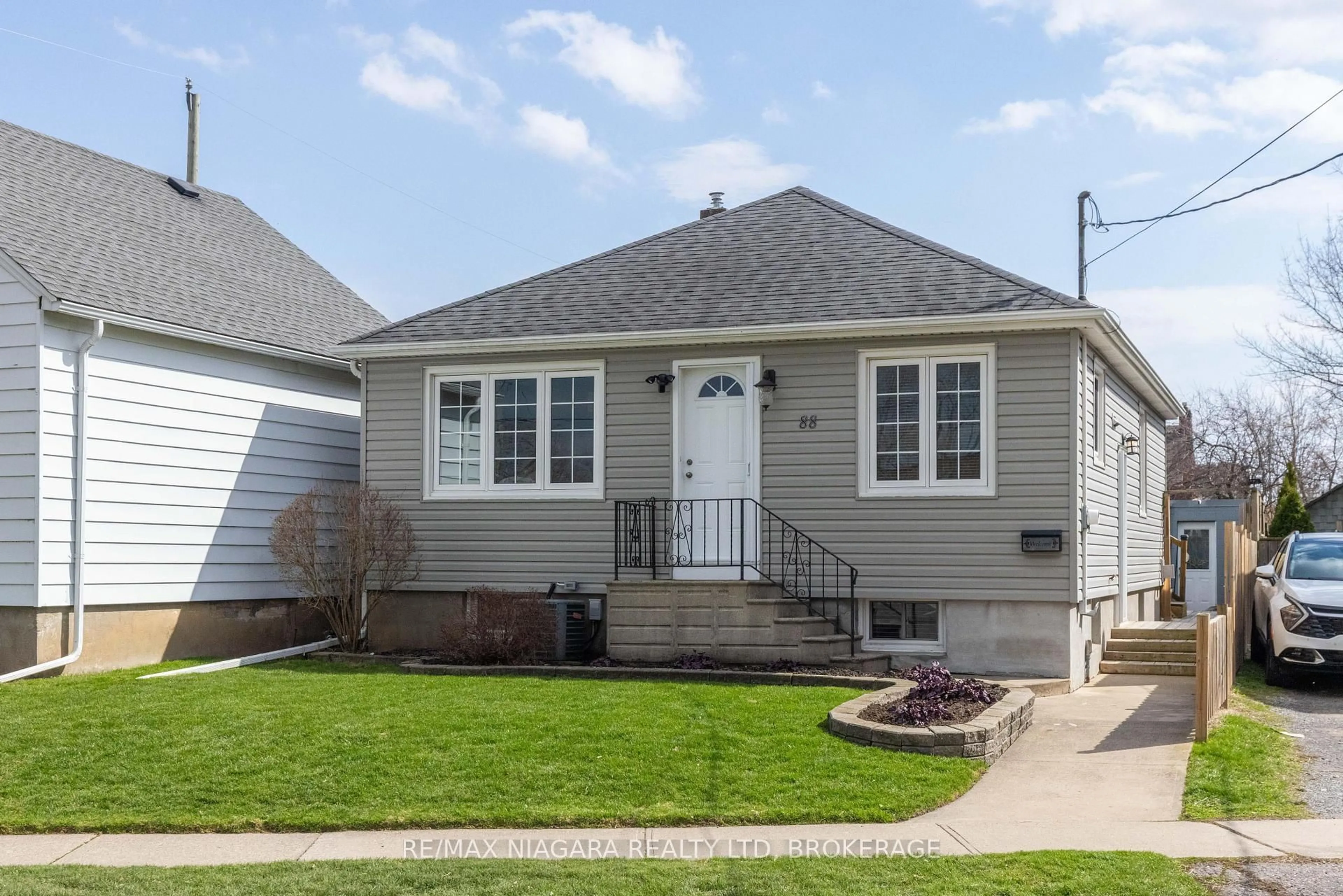 Home with vinyl exterior material, street for 88 Garnet St, St. Catharines Ontario L2M 5G4