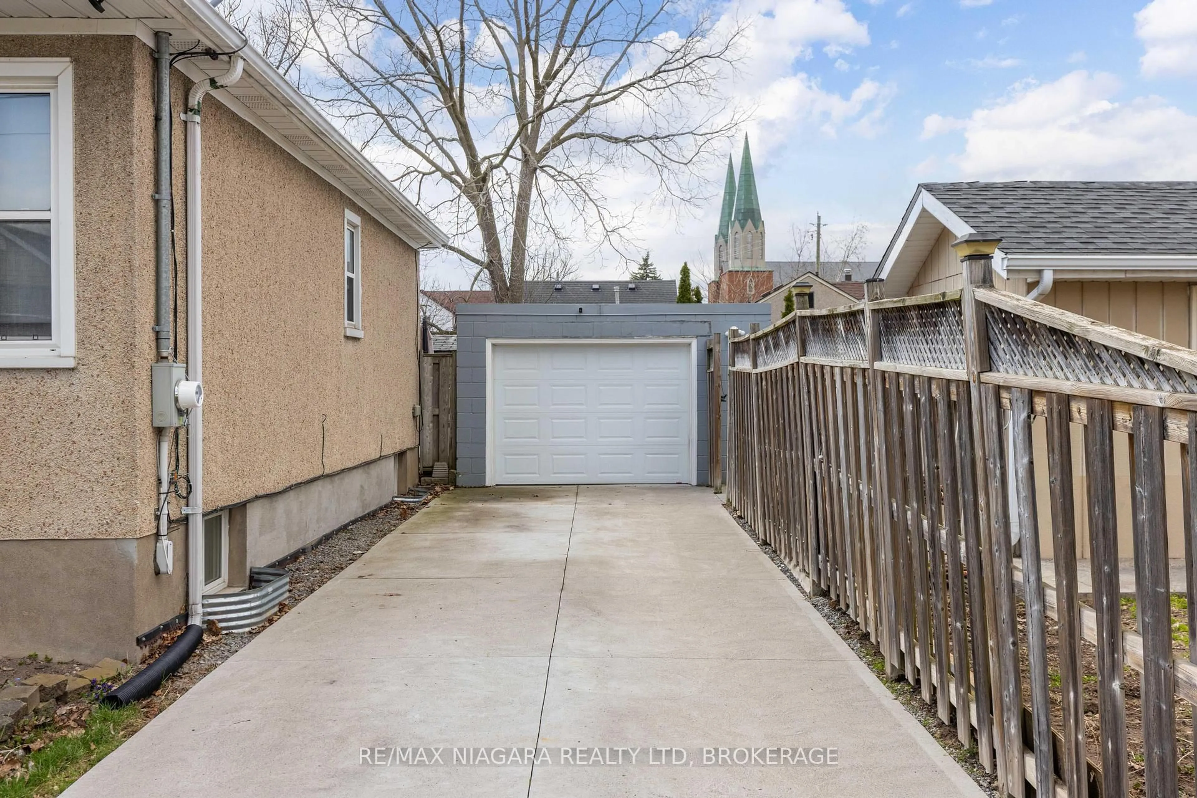 Patio, street for 88 Garnet St, St. Catharines Ontario L2M 5G4