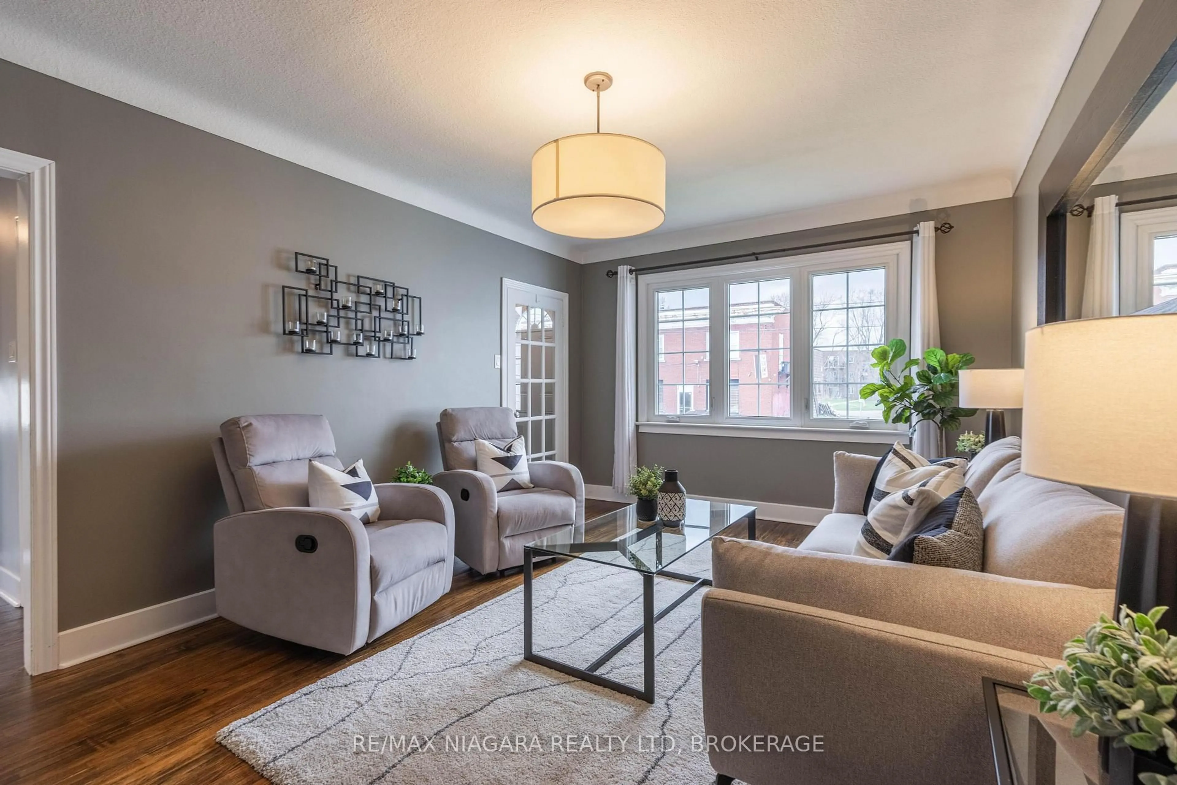 Living room with furniture, unknown for 88 Garnet St, St. Catharines Ontario L2M 5G4