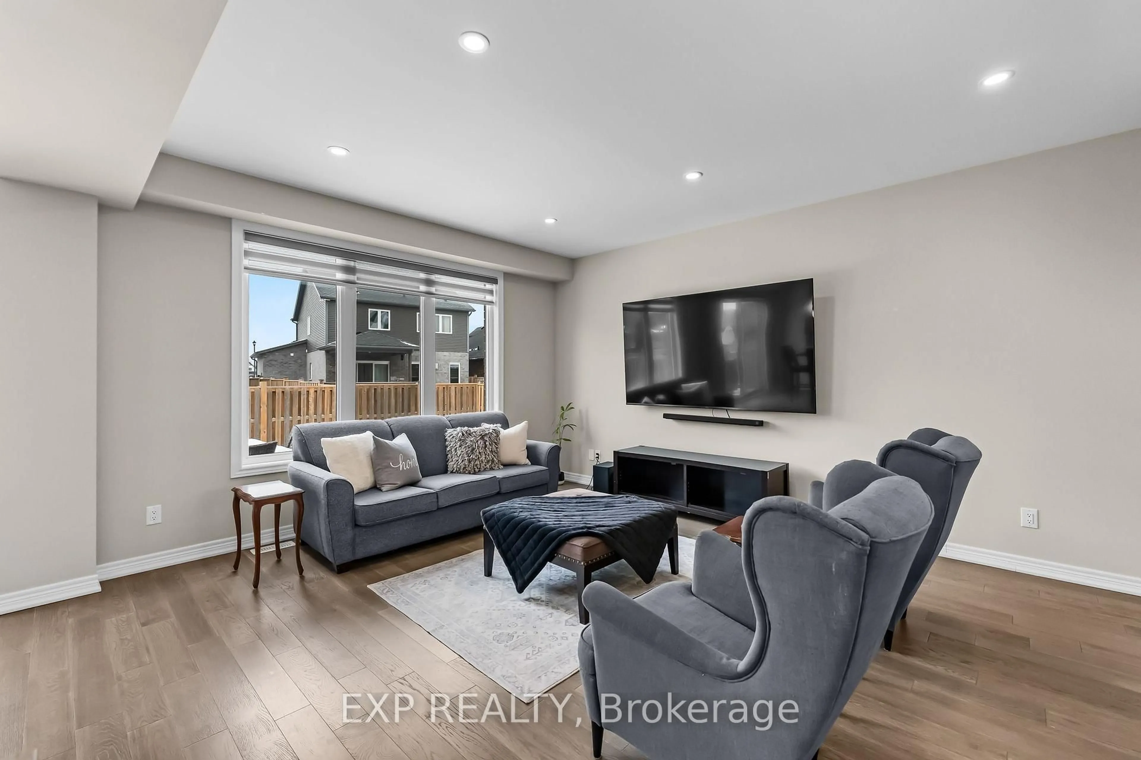 Living room with furniture, unknown for 153 Susan Dr, Pelham Ontario L3E 0B2