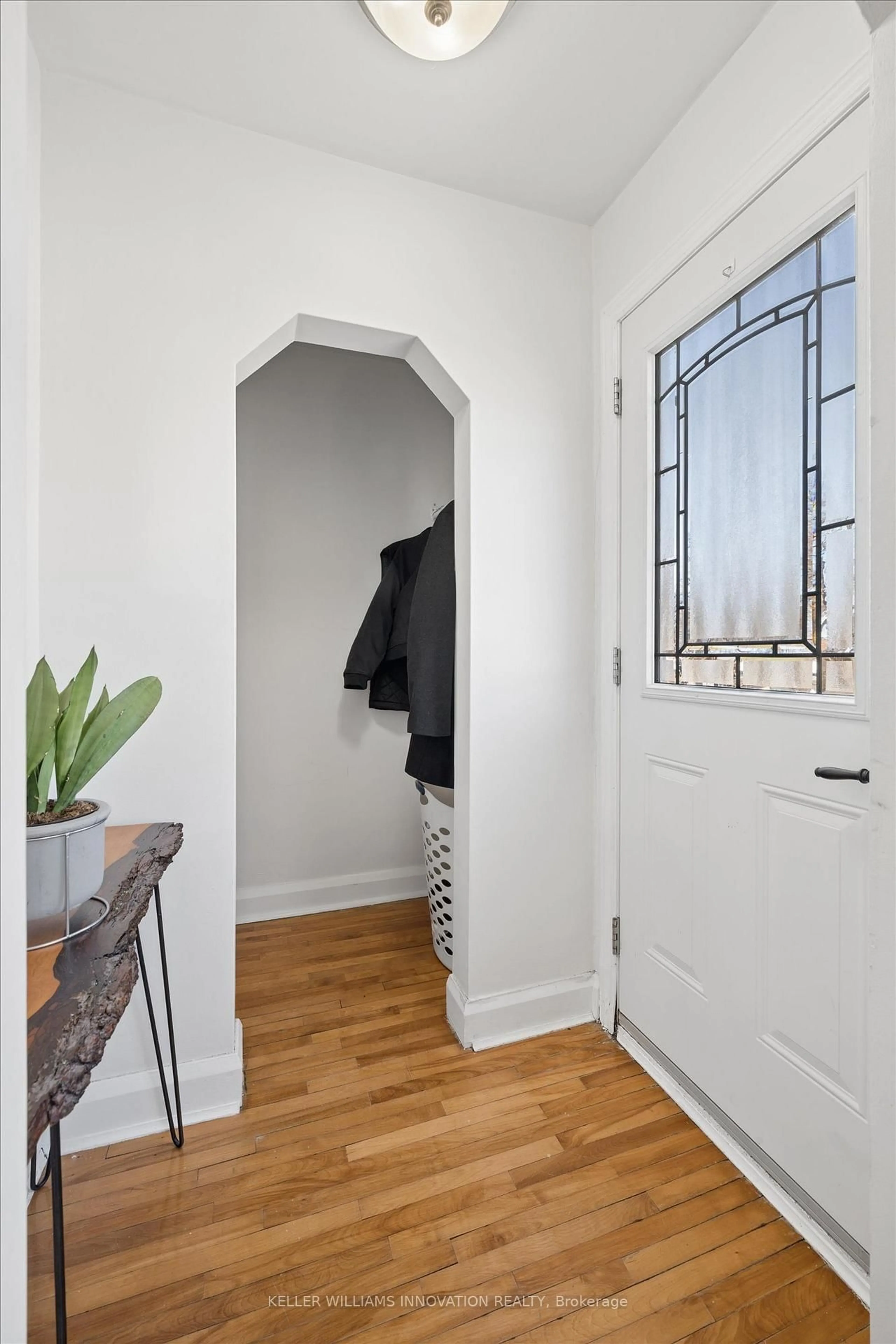 Indoor entryway for 12 St Vincent St, Kitchener Ontario N2H 4R2