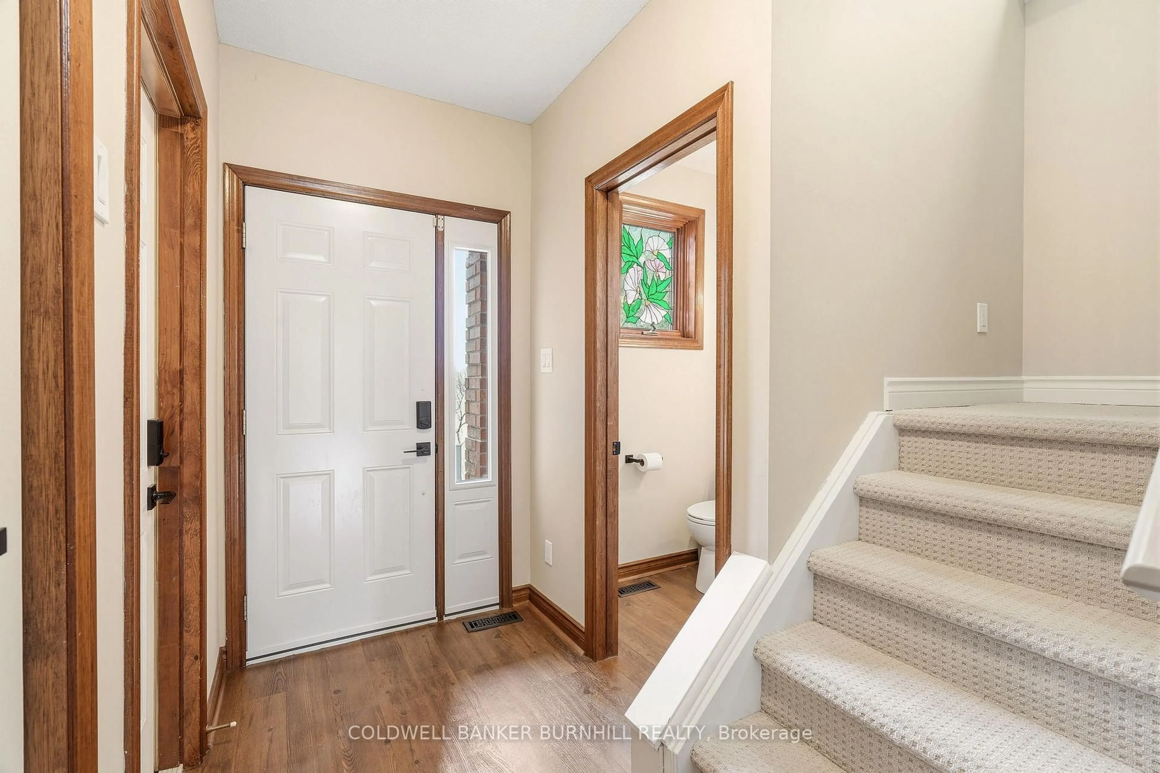Indoor entryway for 1 Tomahawk Dr, Grimsby Ontario L3M 5G4
