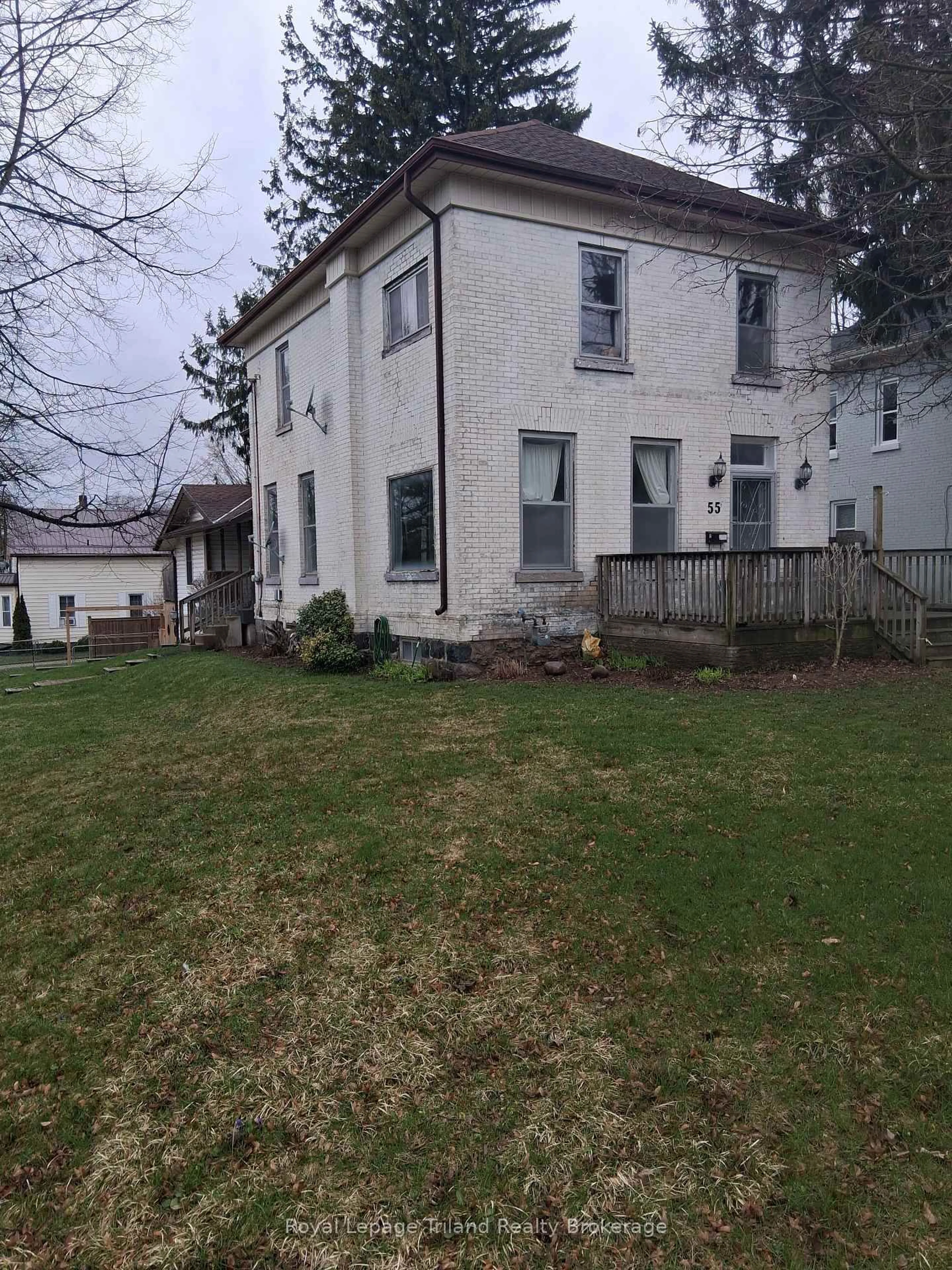 A pic from outside/outdoor area/front of a property/back of a property/a pic from drone, building for 55 Oxford St, Woodstock Ontario N4S 6A4