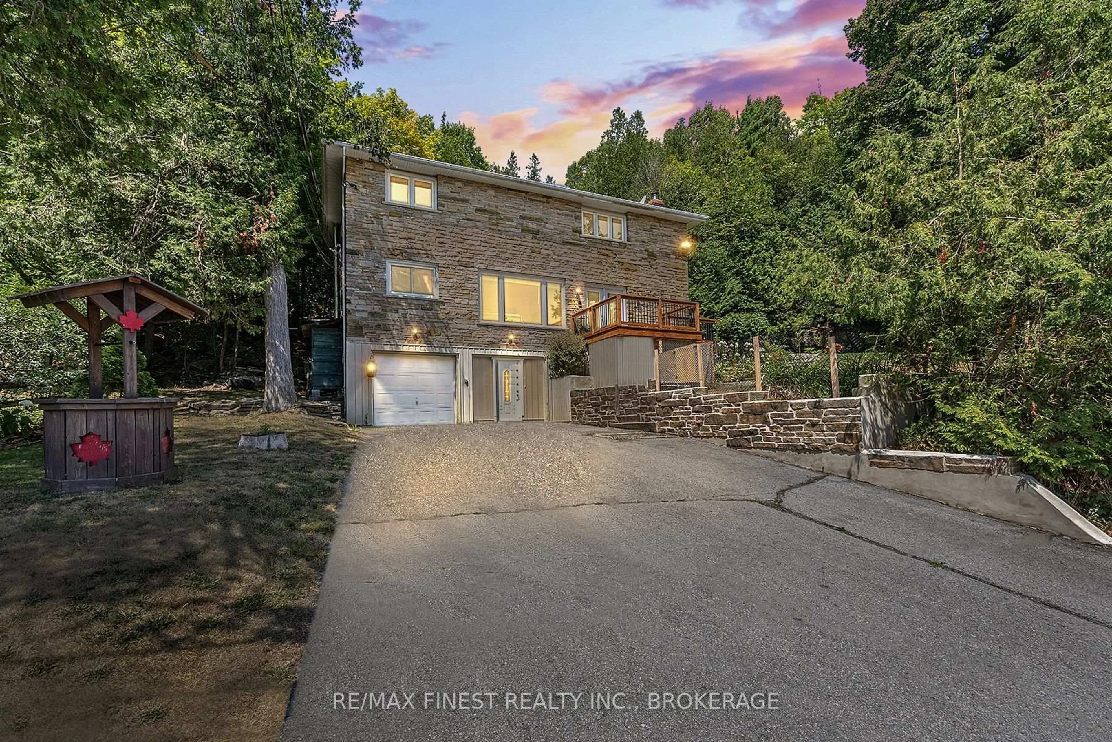 A pic from outside/outdoor area/front of a property/back of a property/a pic from drone, unknown for 3327 Loughborough Dr, Kingston Ontario K0H 1S0