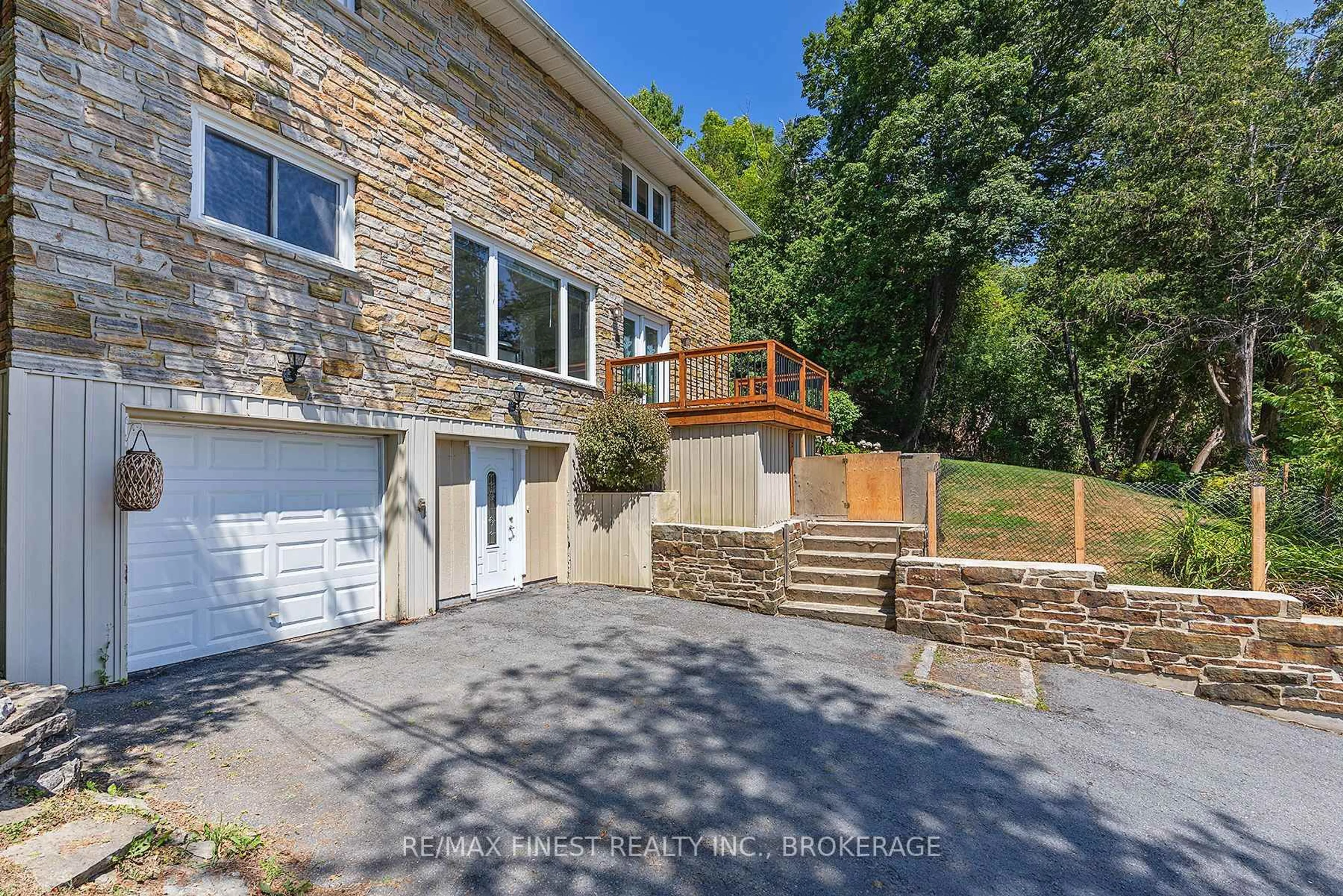 A pic from outside/outdoor area/front of a property/back of a property/a pic from drone, street for 3327 Loughborough Dr, Kingston Ontario K0H 1S0