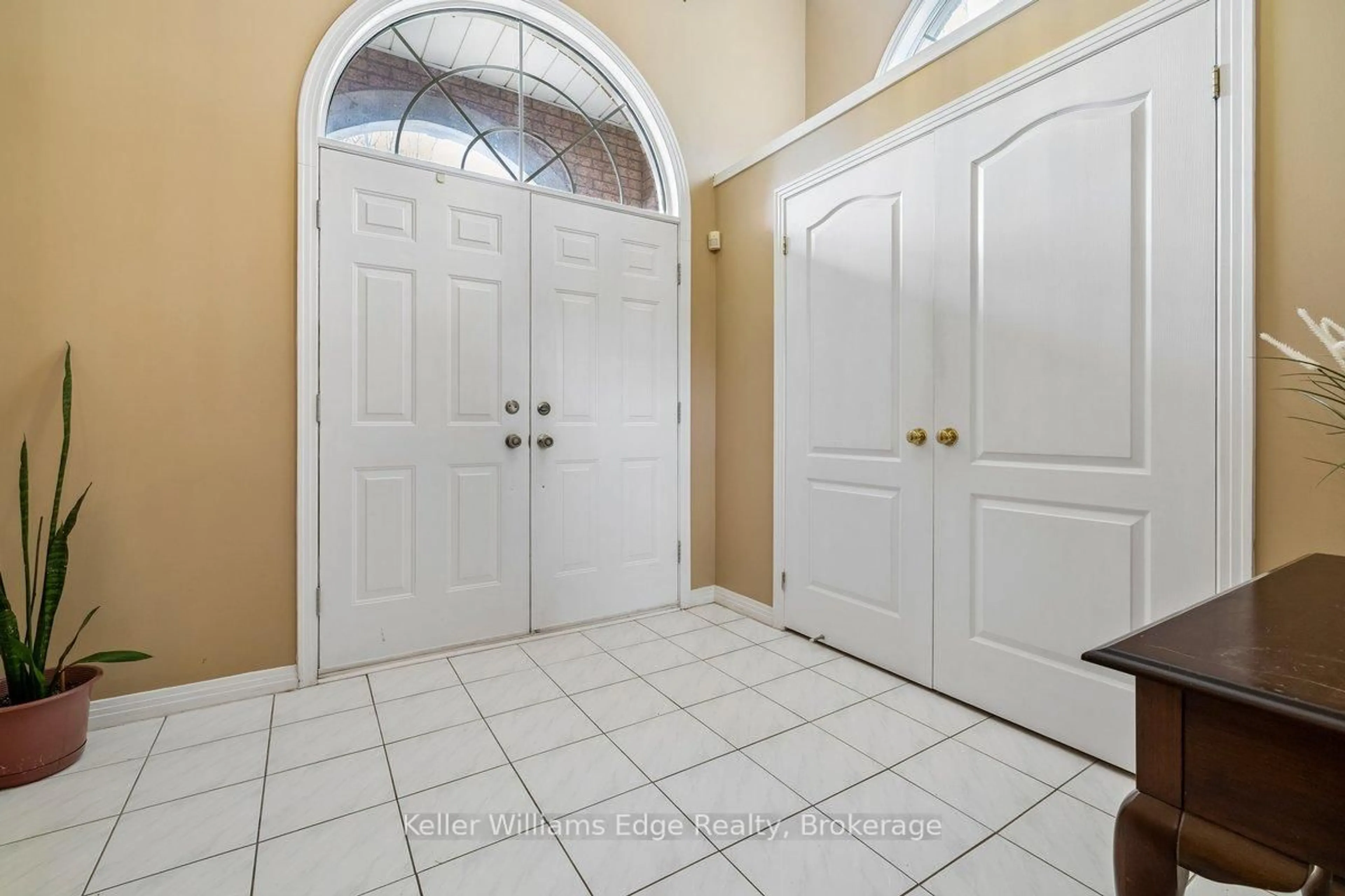 Indoor entryway for 40 Brookhurst Cres, Hamilton Ontario L8B 0M5