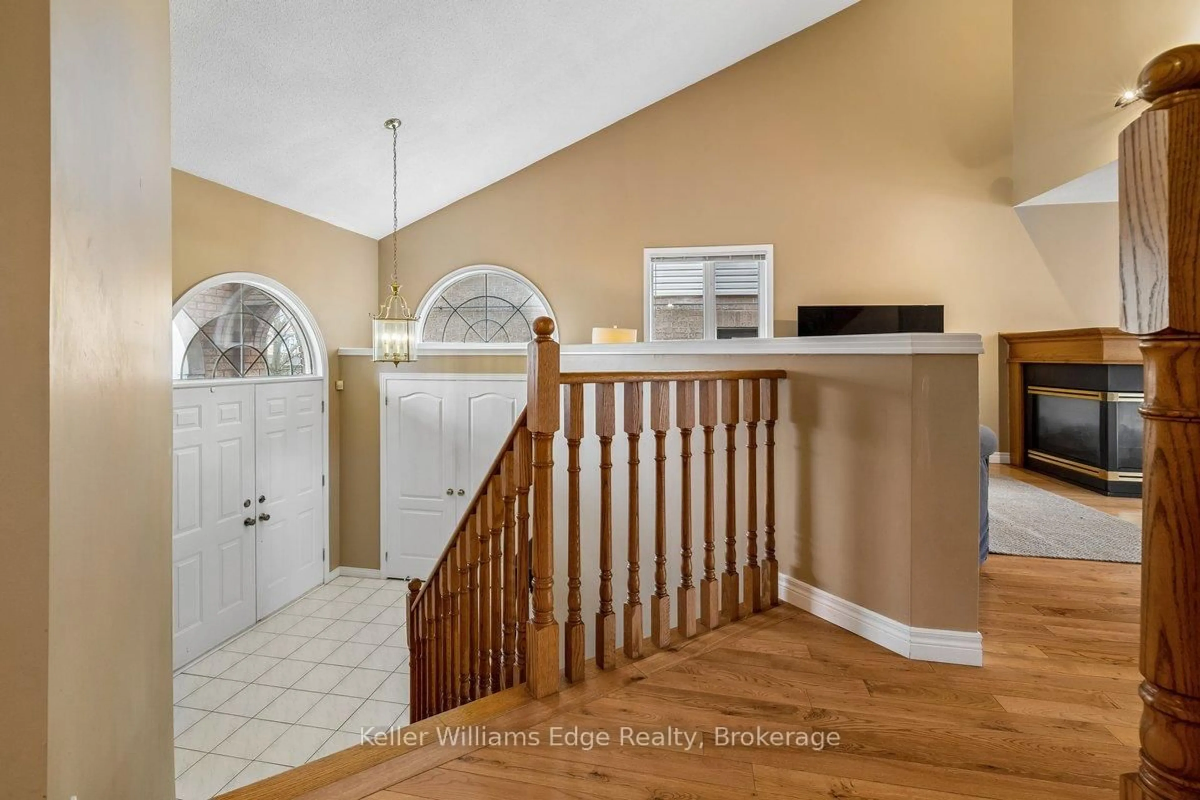 Indoor entryway for 40 Brookhurst Cres, Hamilton Ontario L8B 0M5