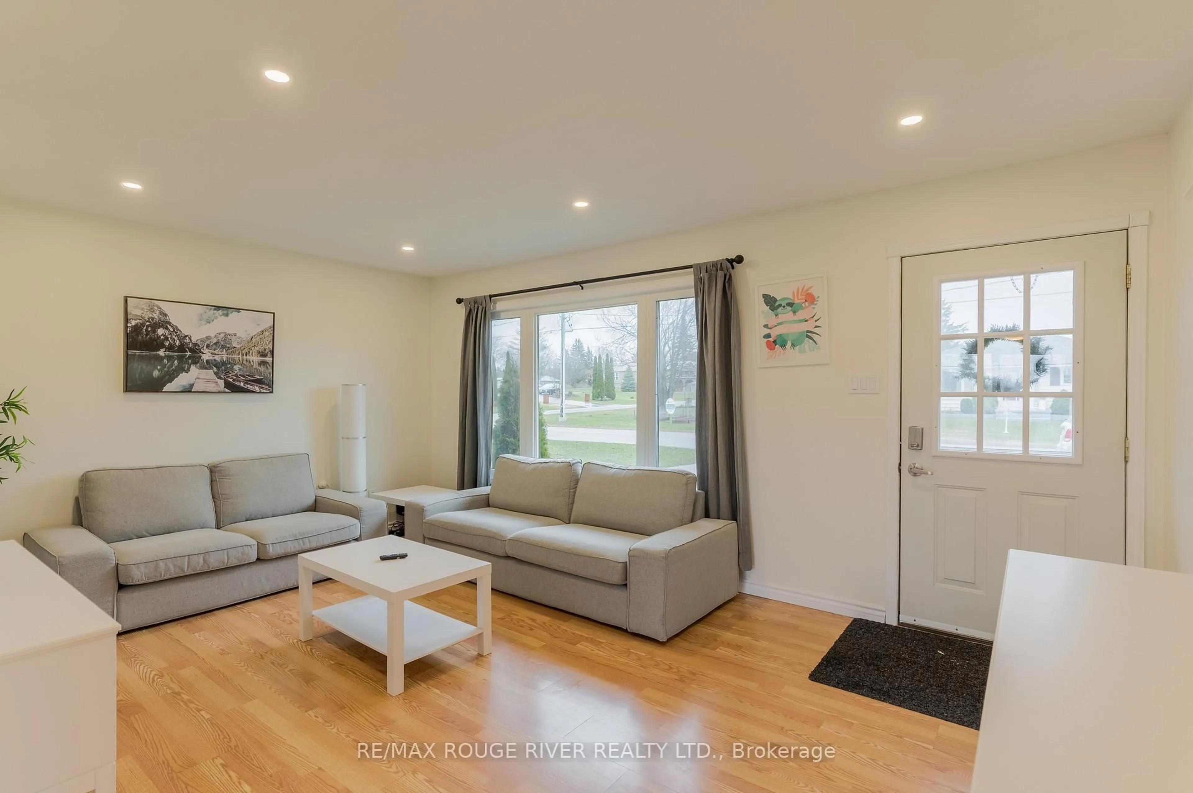 Living room with furniture, wood/laminate floor for 39 Bay St St, Trent Hills Ontario K0L 1Y0