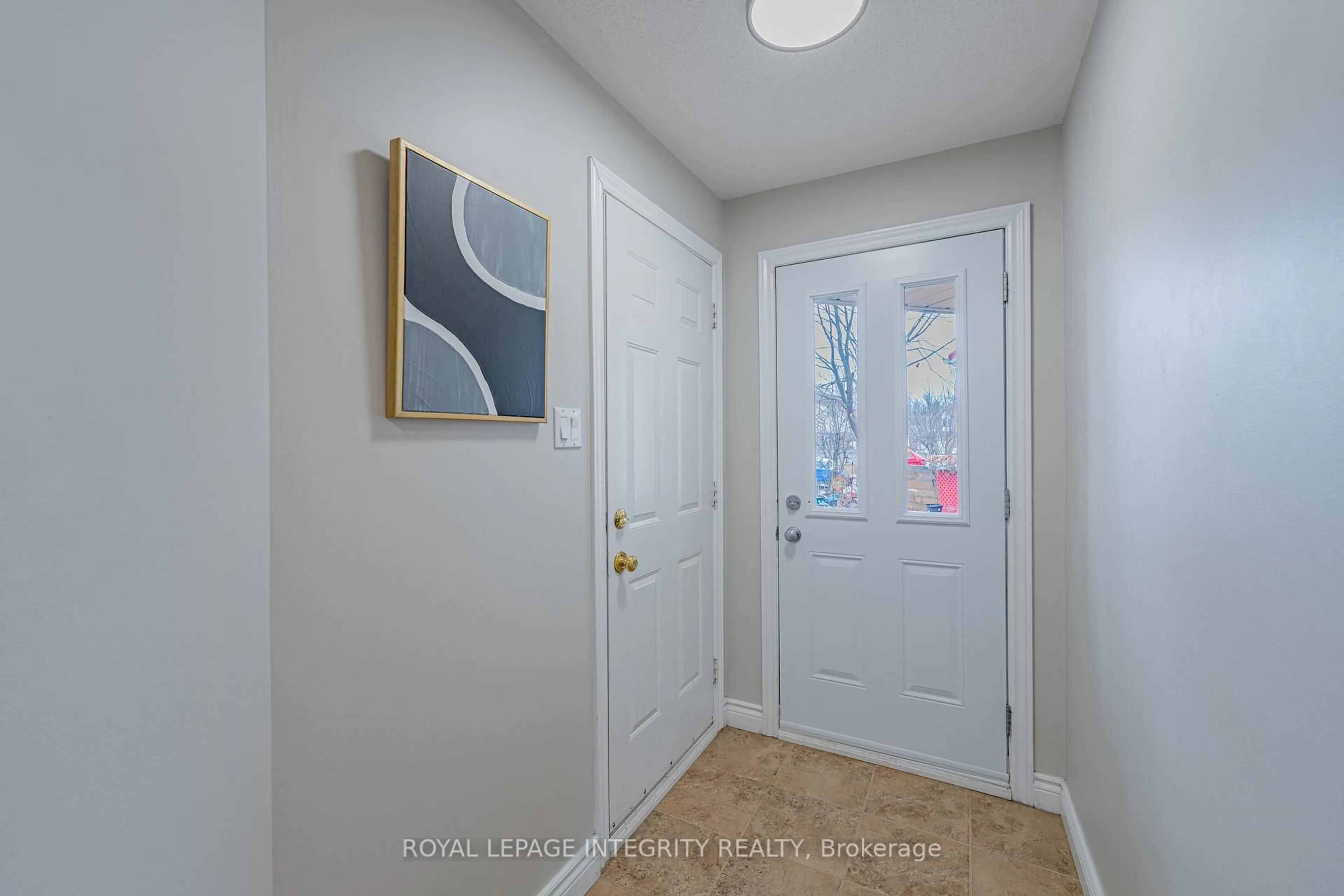 Indoor entryway for 21 QUEENSBURY Dr, Nepean Ontario K2J 4L7