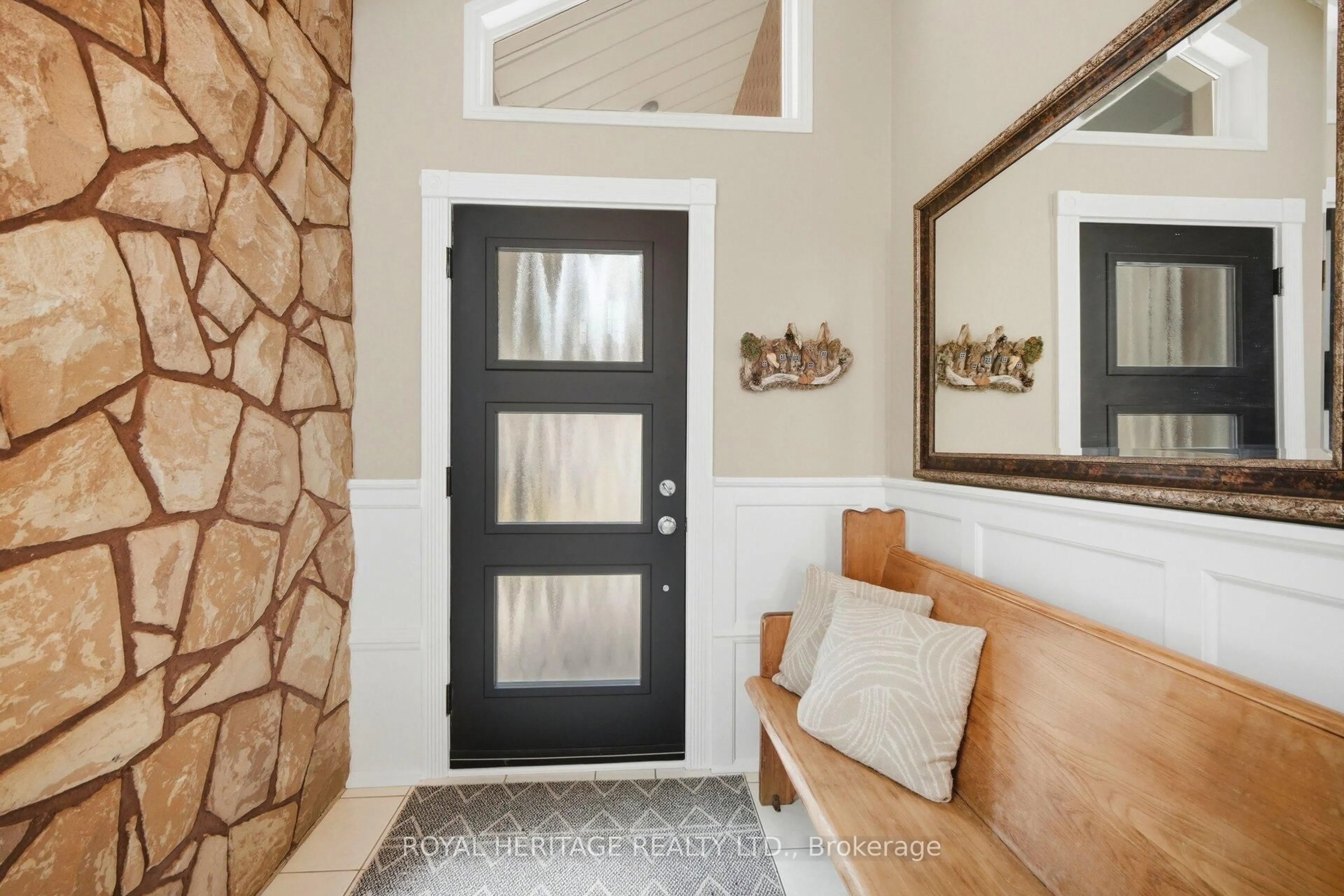 Indoor entryway for 5125 Oak Hills Rd, Hamilton Township Ontario K0L 1E0