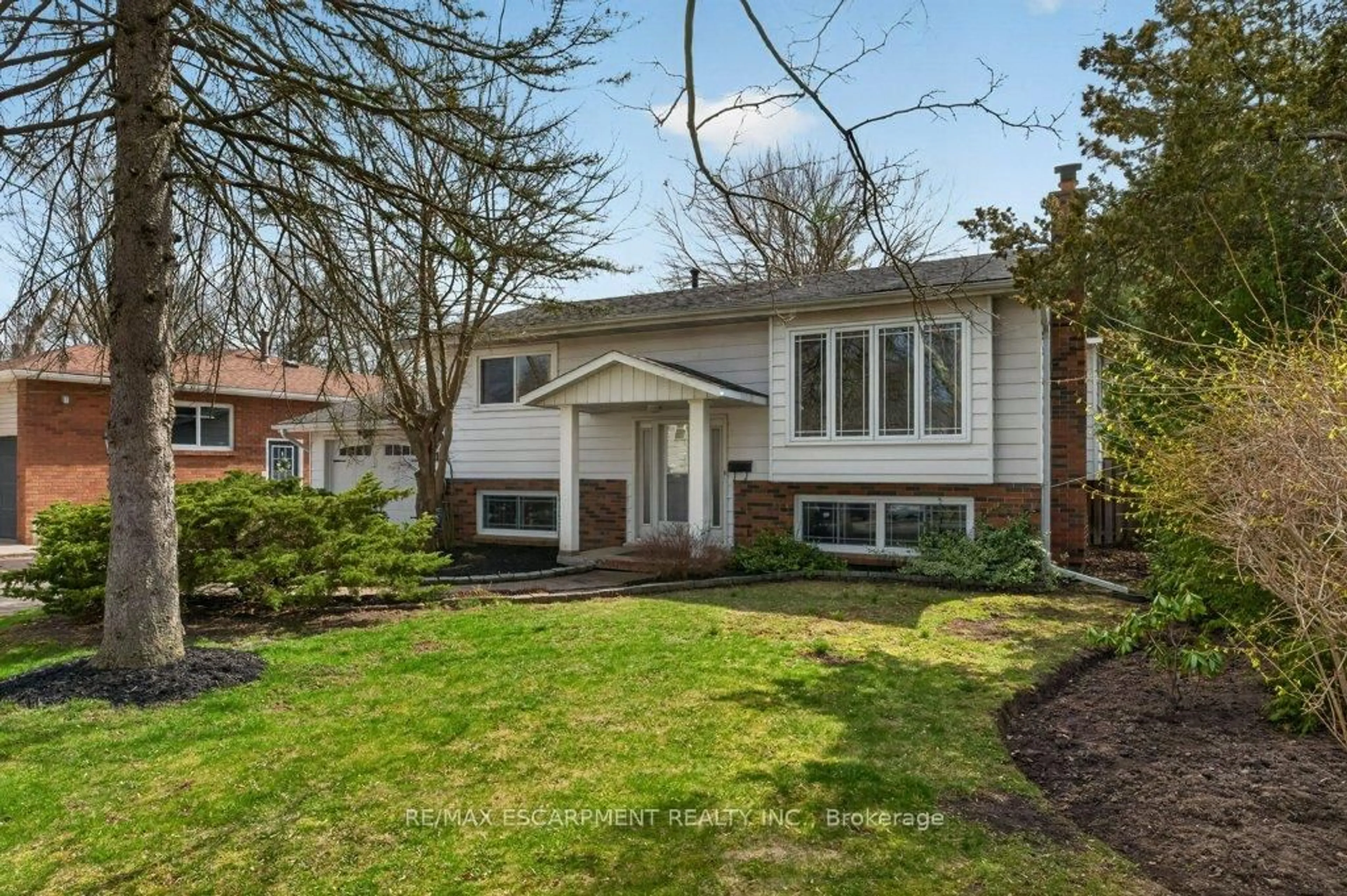 Home with vinyl exterior material, street for 111 Mill St, West Lincoln Ontario L0R 2A0