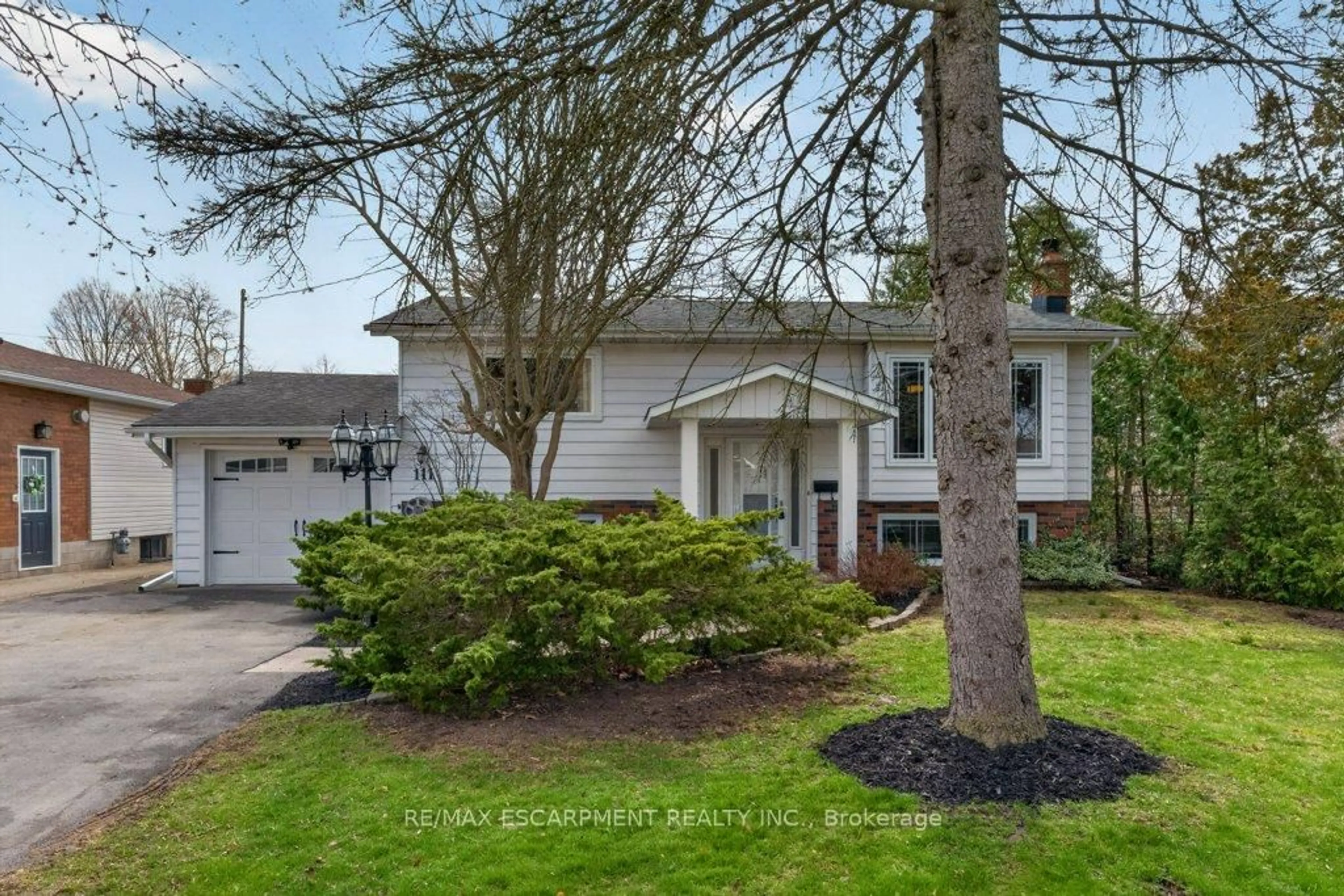 Home with vinyl exterior material, street for 111 Mill St, West Lincoln Ontario L0R 2A0