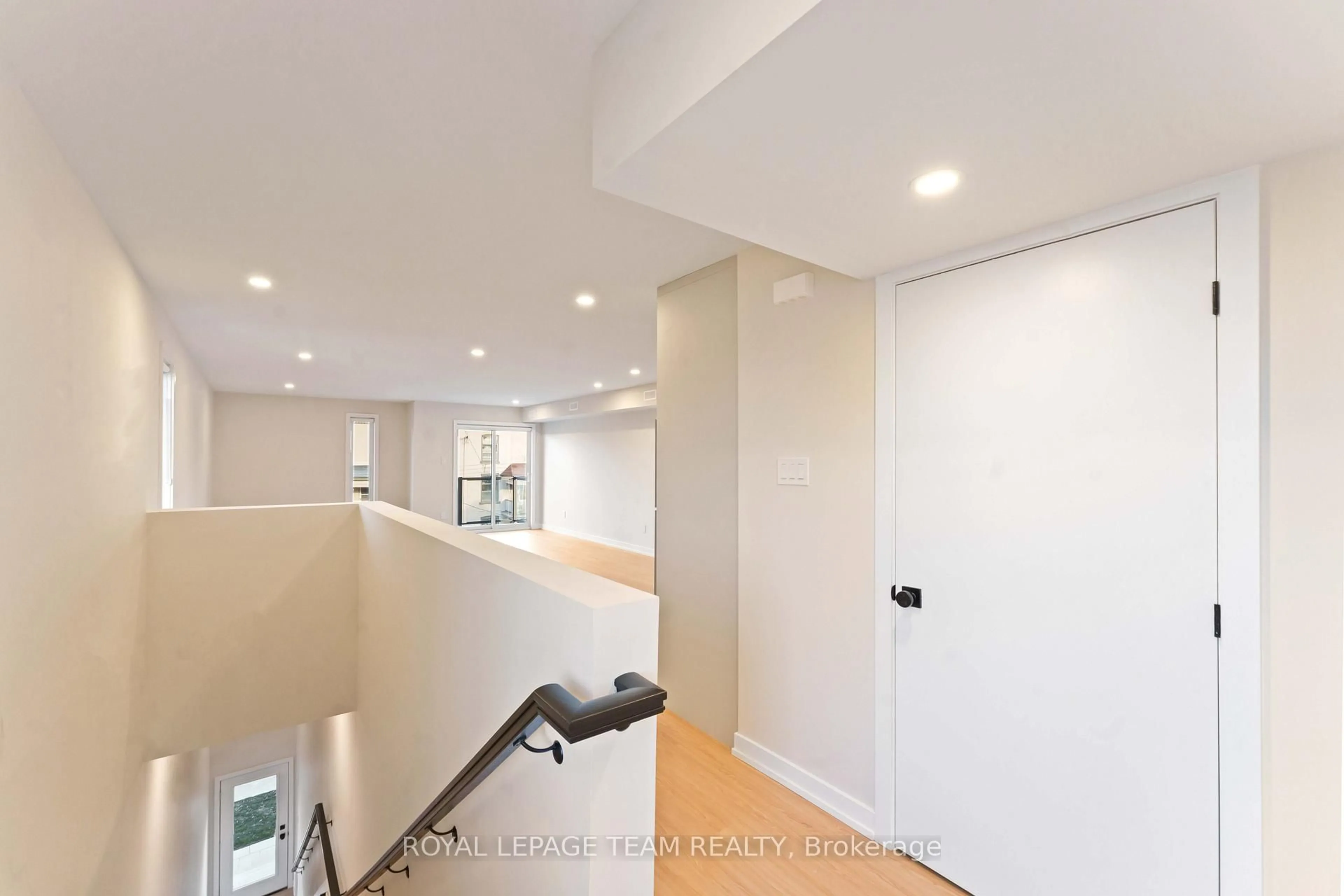 Indoor foyer for 90 Elm St, Ottawa Ontario K1R 6N3