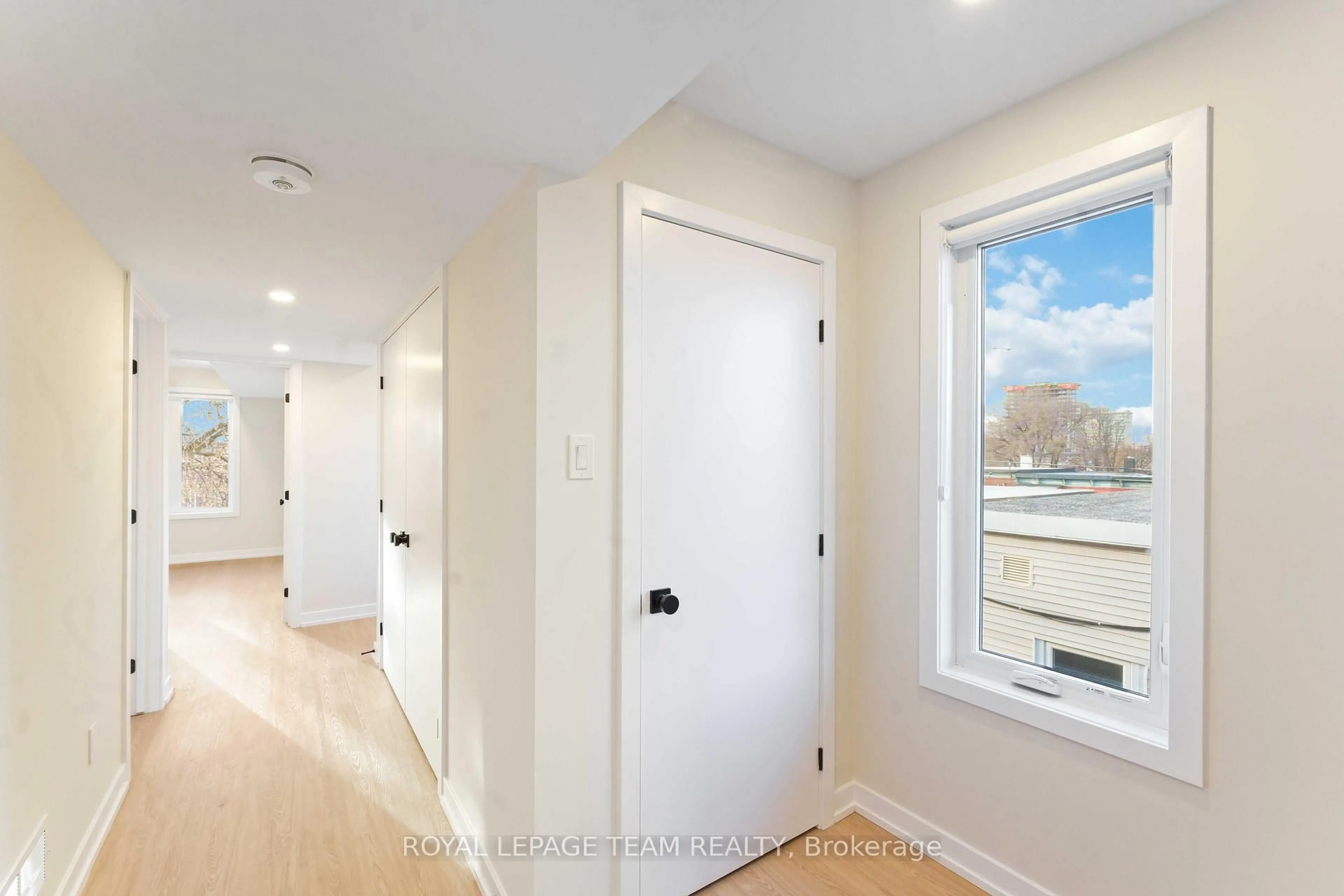 Indoor entryway for 90 Elm St, Ottawa Ontario K1R 6N3