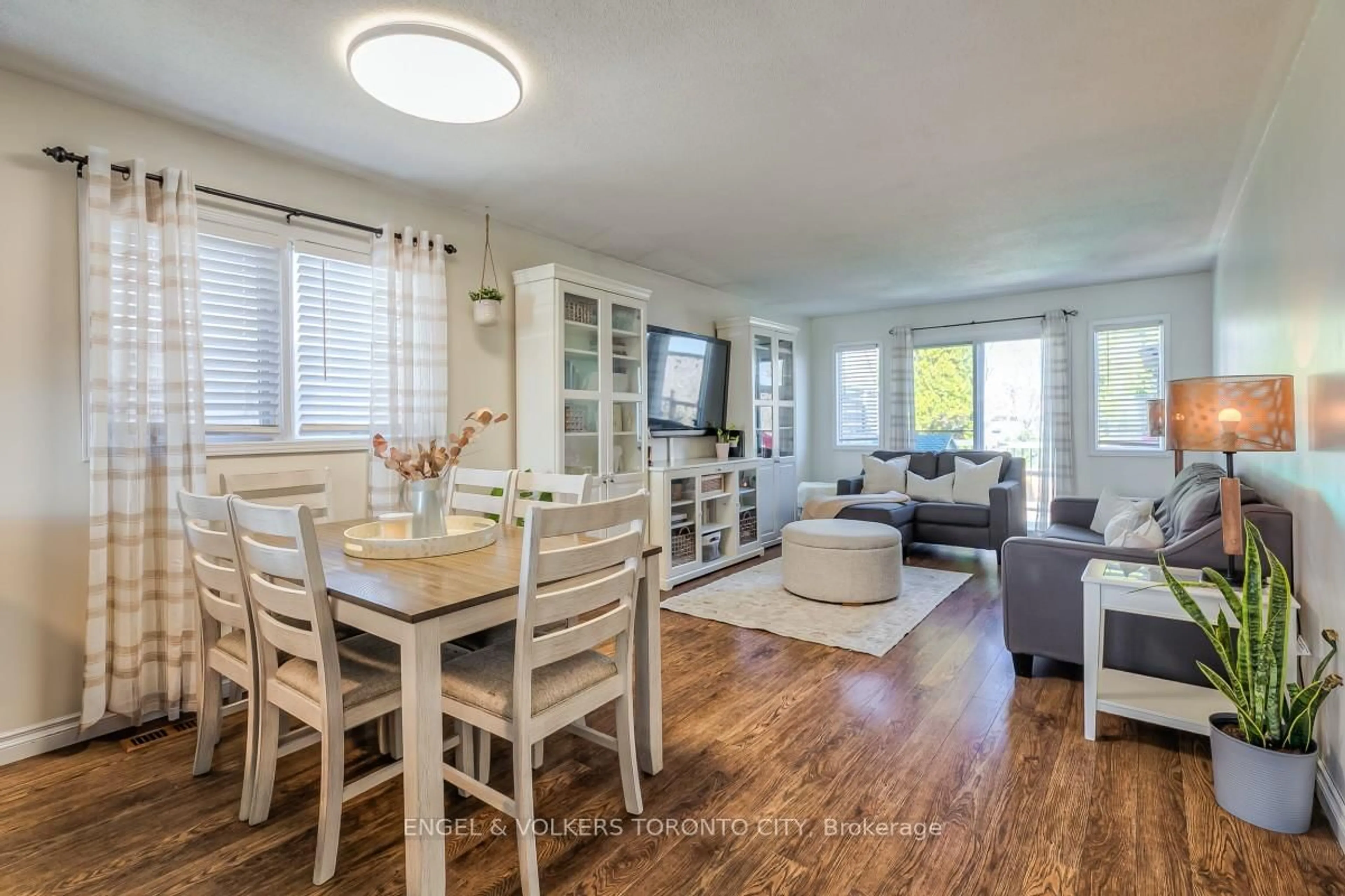 Living room with furniture, wood/laminate floor for 36 Jackson Crt, Welland Ontario L3C 7G2