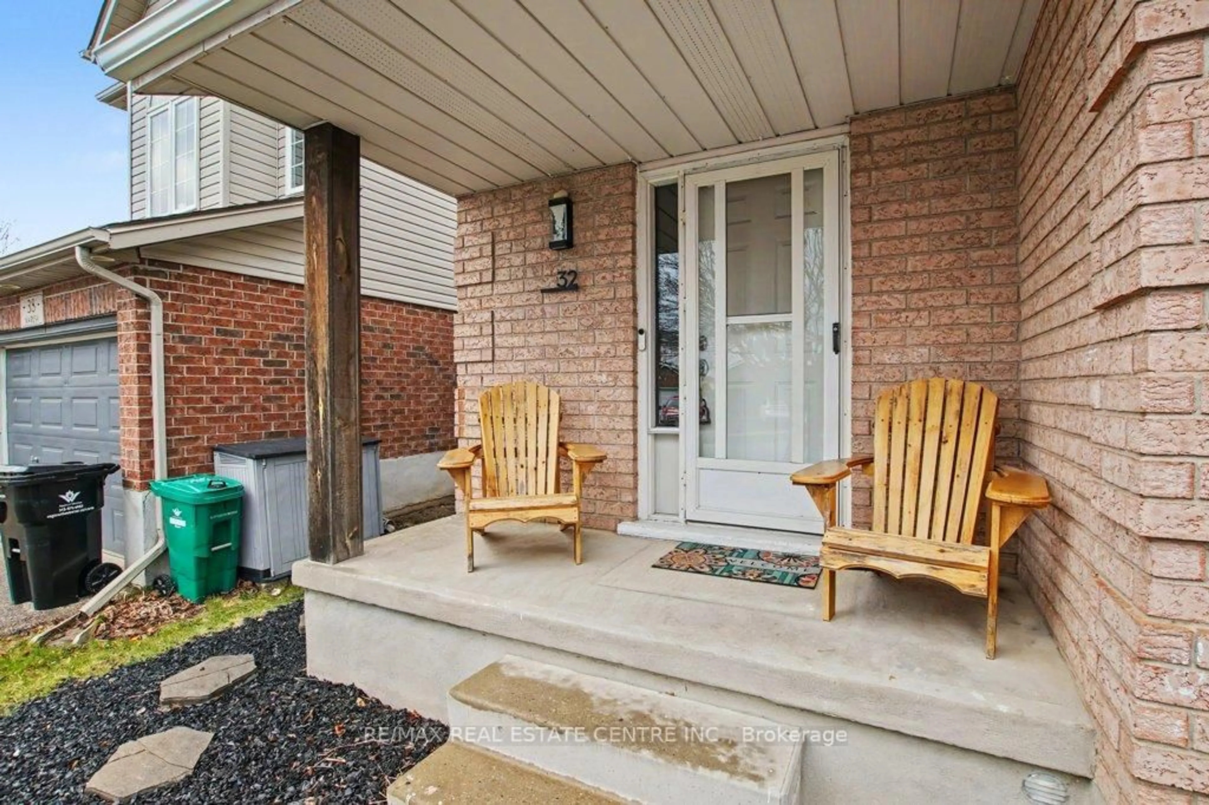 Patio, street for 32 Marisa St, Kitchener Ontario N2K 3V8