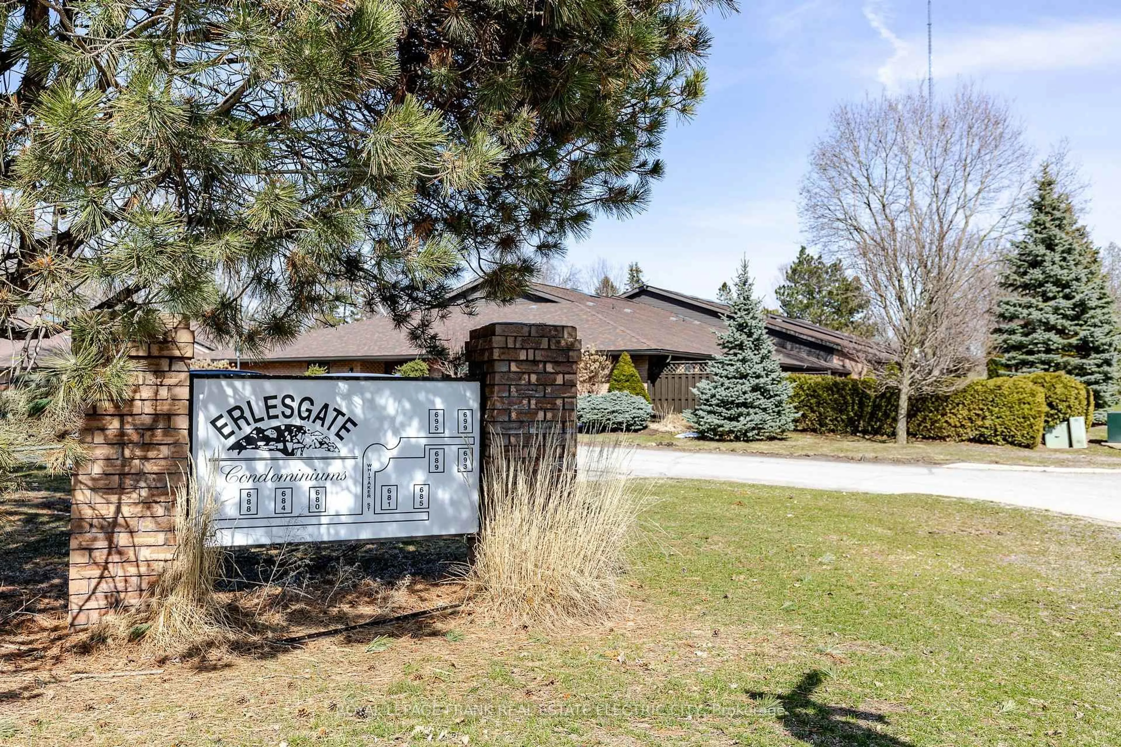 Indoor foyer for 685 Whitaker St #6, Peterborough Ontario K9H 7K3