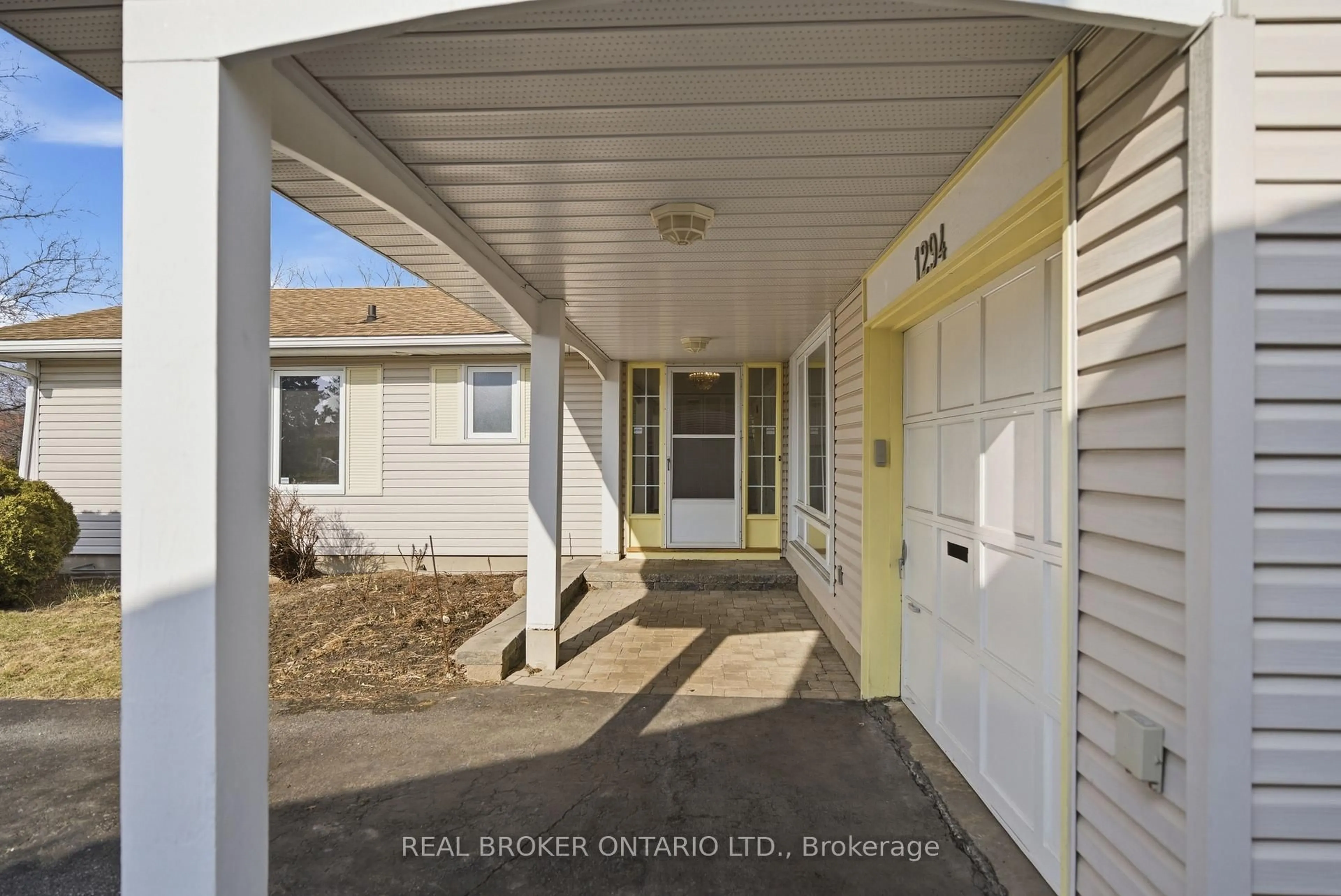 Indoor entryway for 1294 Fernwood Dr, Ottawa Ontario K1V 7J9