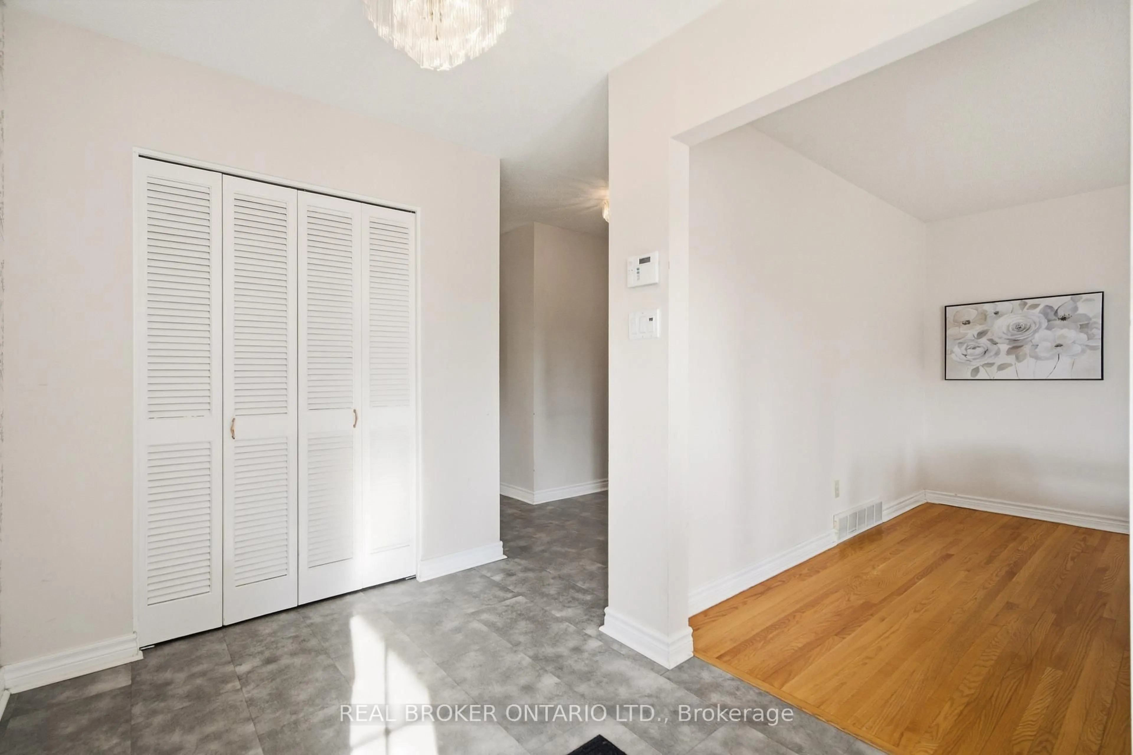 Indoor entryway for 1294 Fernwood Dr, Ottawa Ontario K1V 7J9