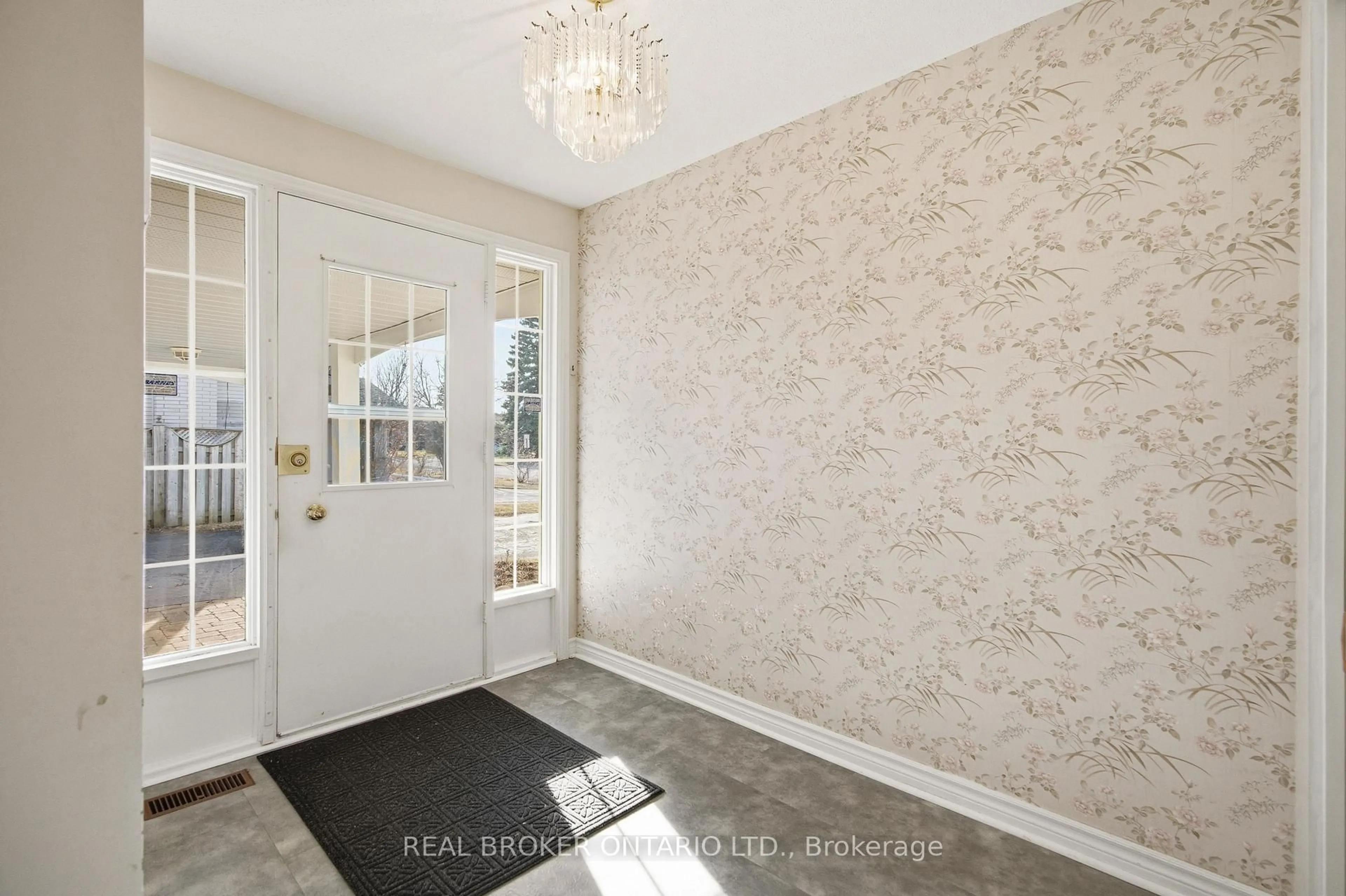 Indoor entryway for 1294 Fernwood Dr, Ottawa Ontario K1V 7J9