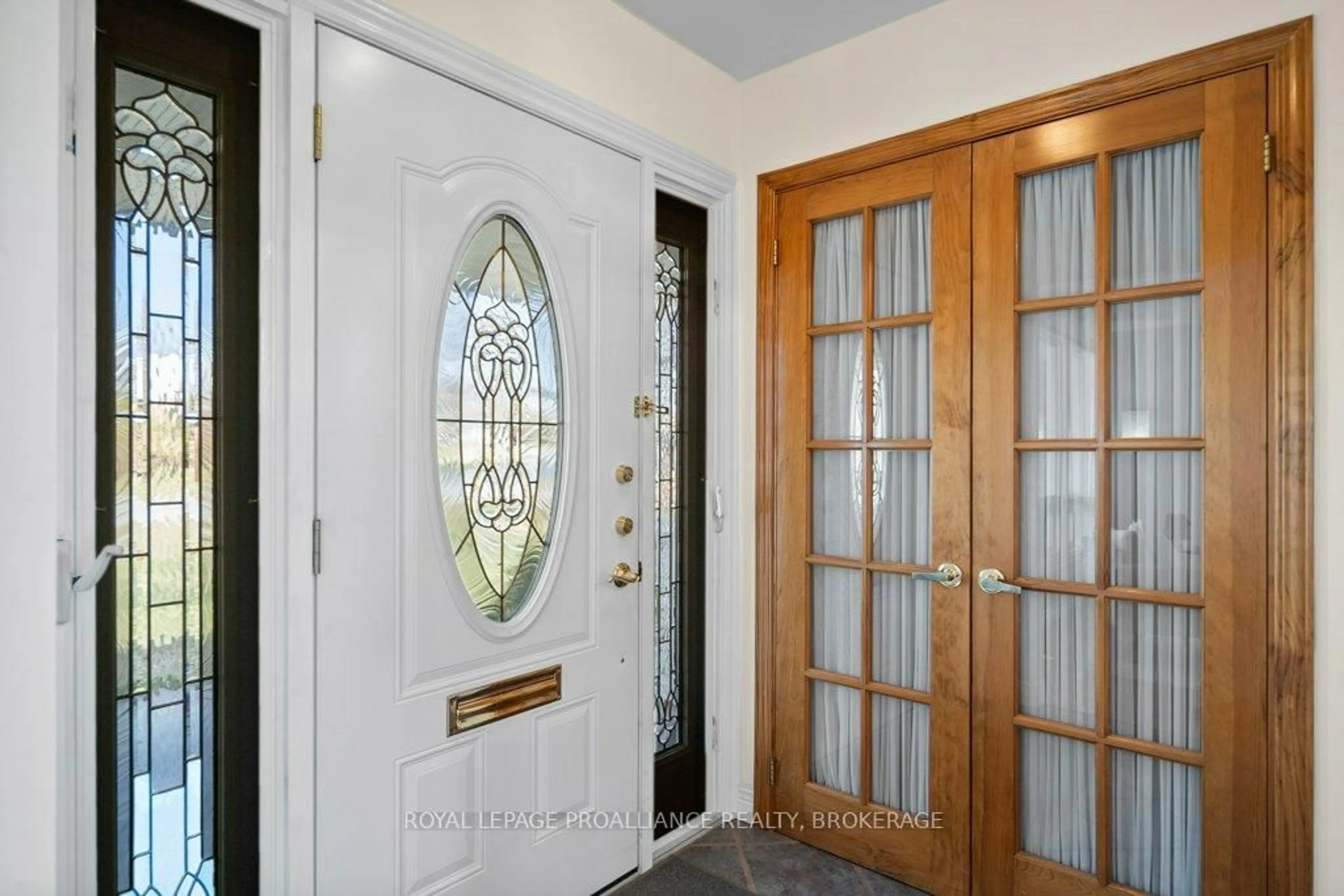 Indoor entryway for 630 Fleet St, Kingston Ontario K7M 5A2