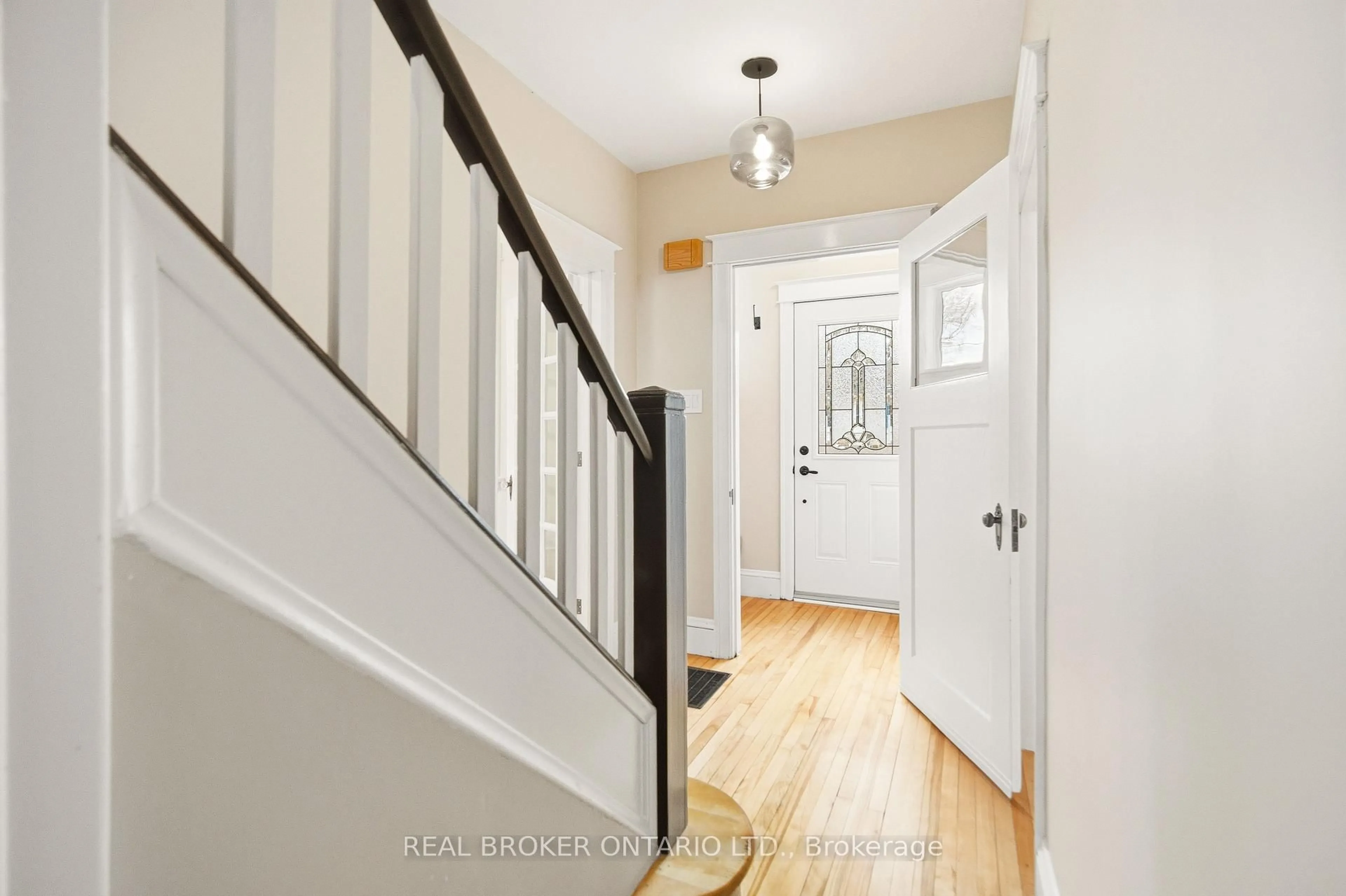 Indoor entryway for 496 Hartleigh Ave, Ottawa Ontario K2B 5J6