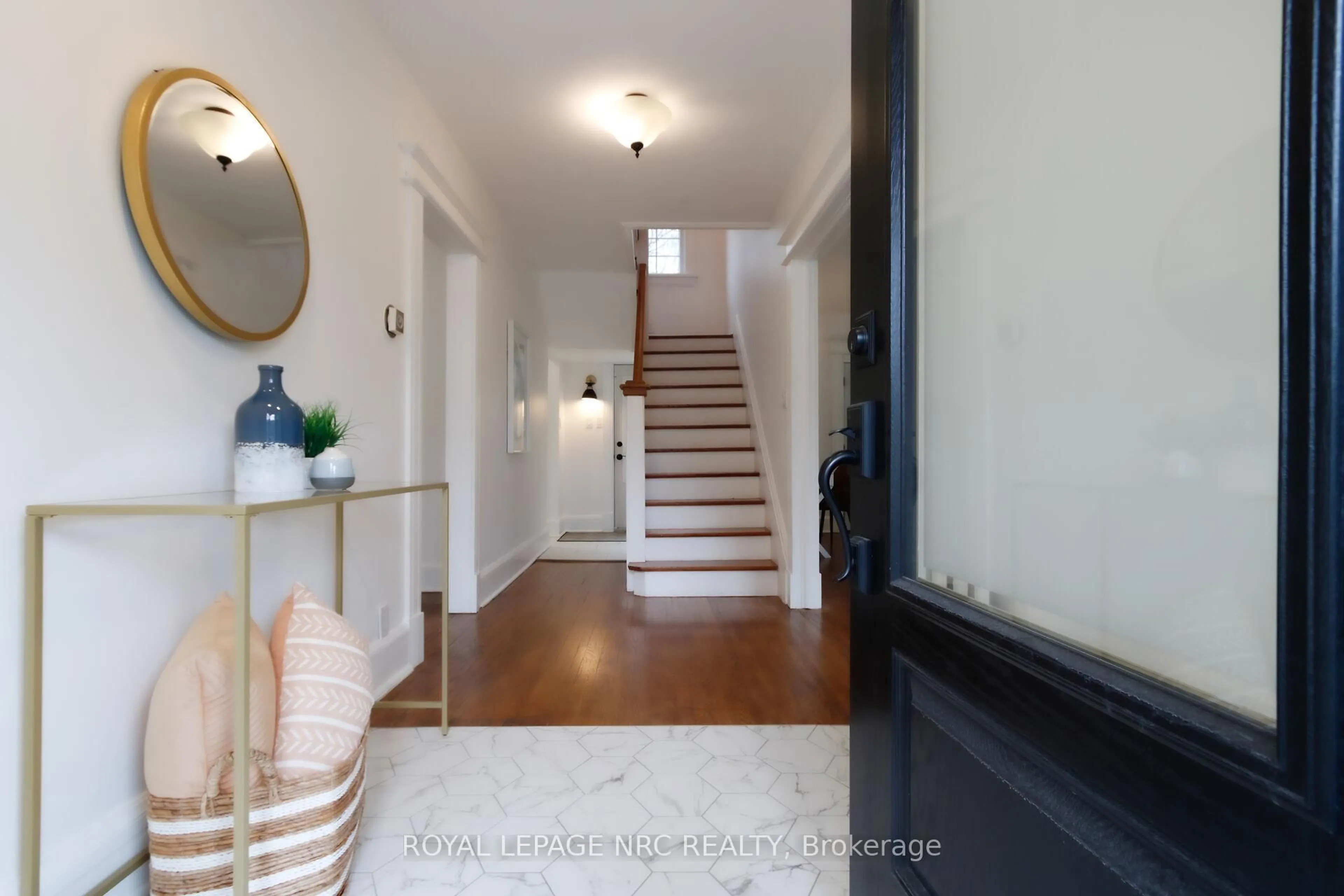 Indoor foyer for 15 South Dr, St. Catharines Ontario L2R 4T9