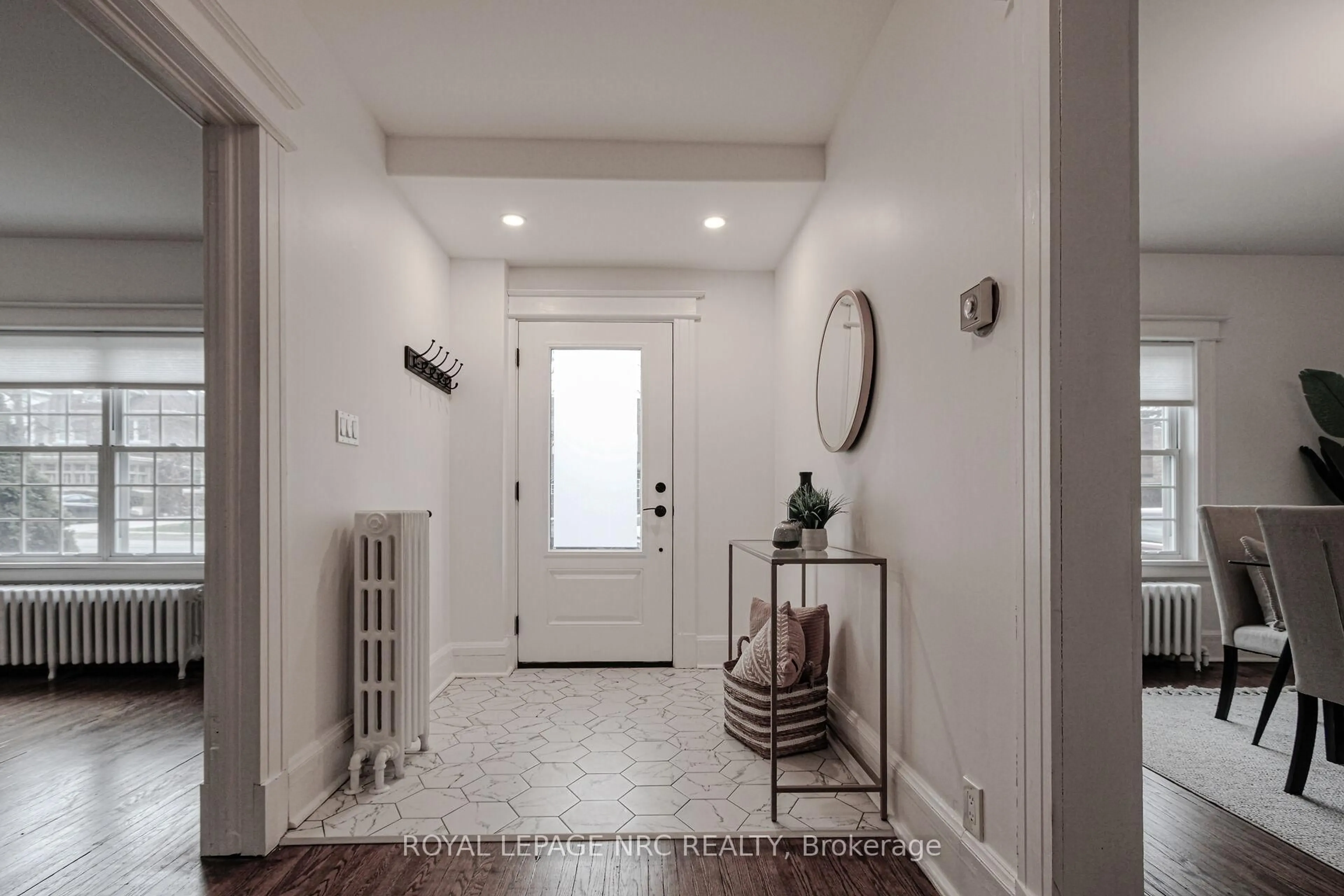 Indoor entryway for 15 South Dr, St. Catharines Ontario L2R 4T9