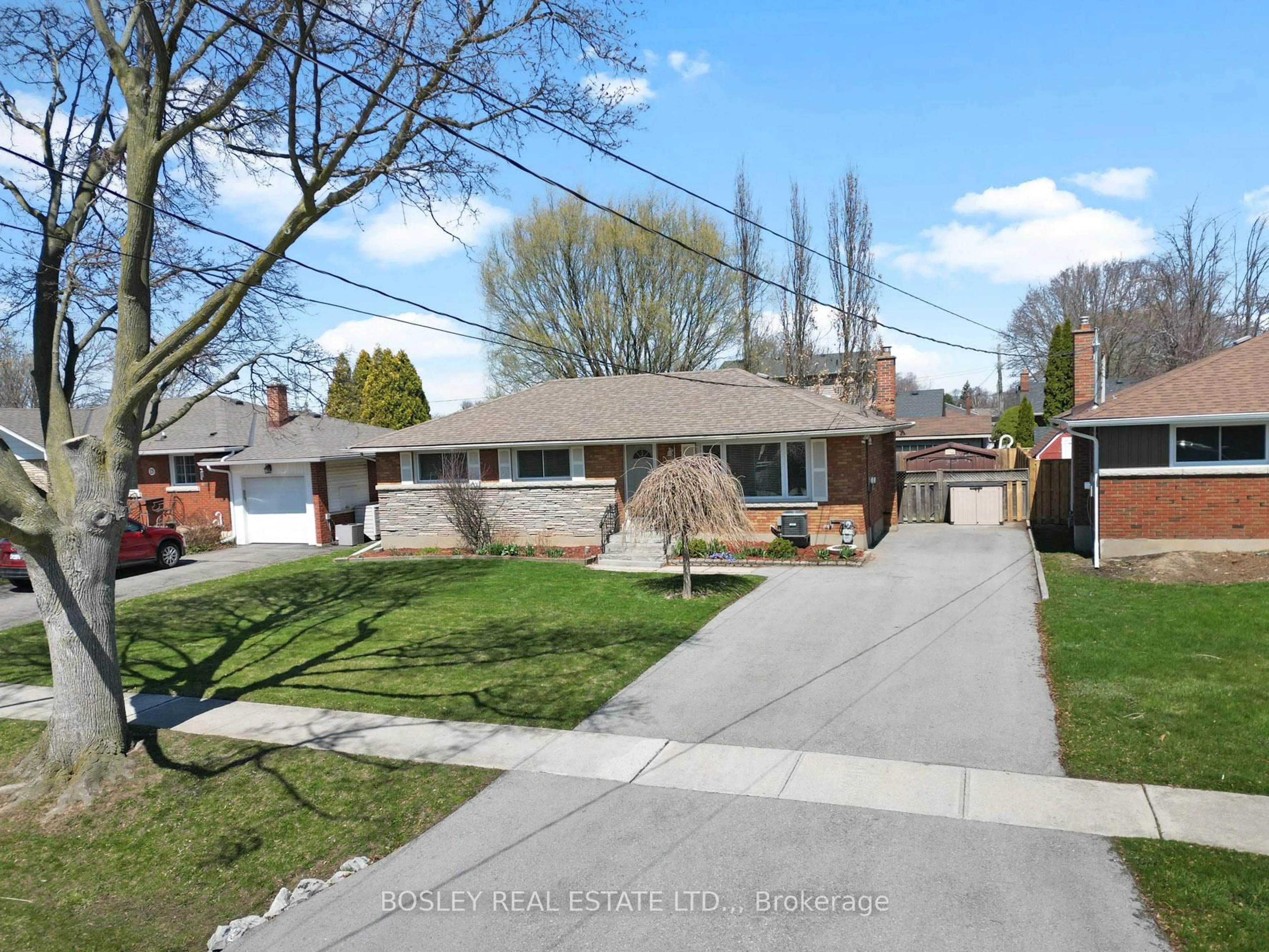 A pic from outside/outdoor area/front of a property/back of a property/a pic from drone, street for 21 Grosvenor St, St. Catharines Ontario L2M 3E1