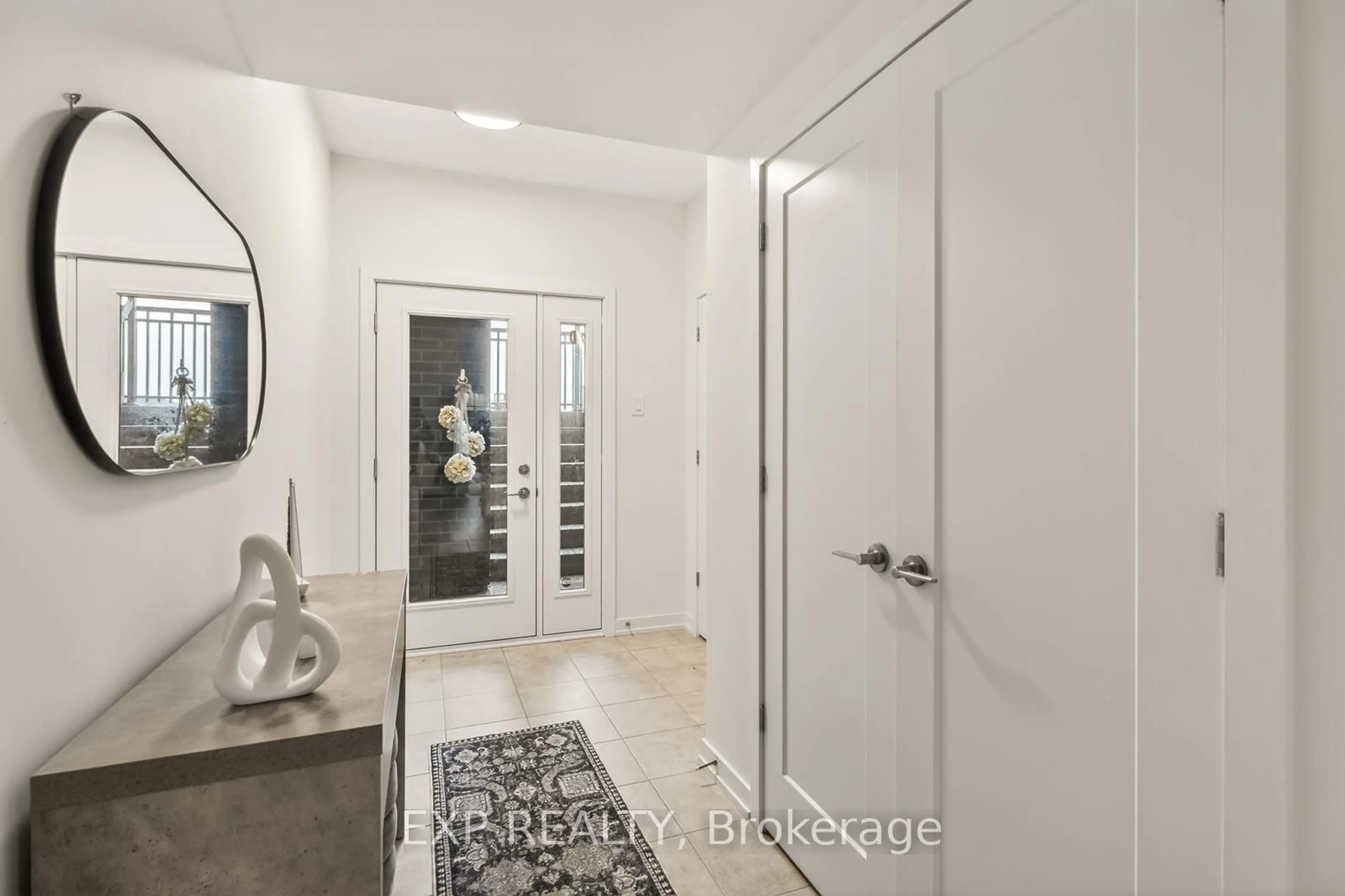 Indoor entryway for 810 Roger Griffiths Ave #D, Kanata Ontario K2S 3A9