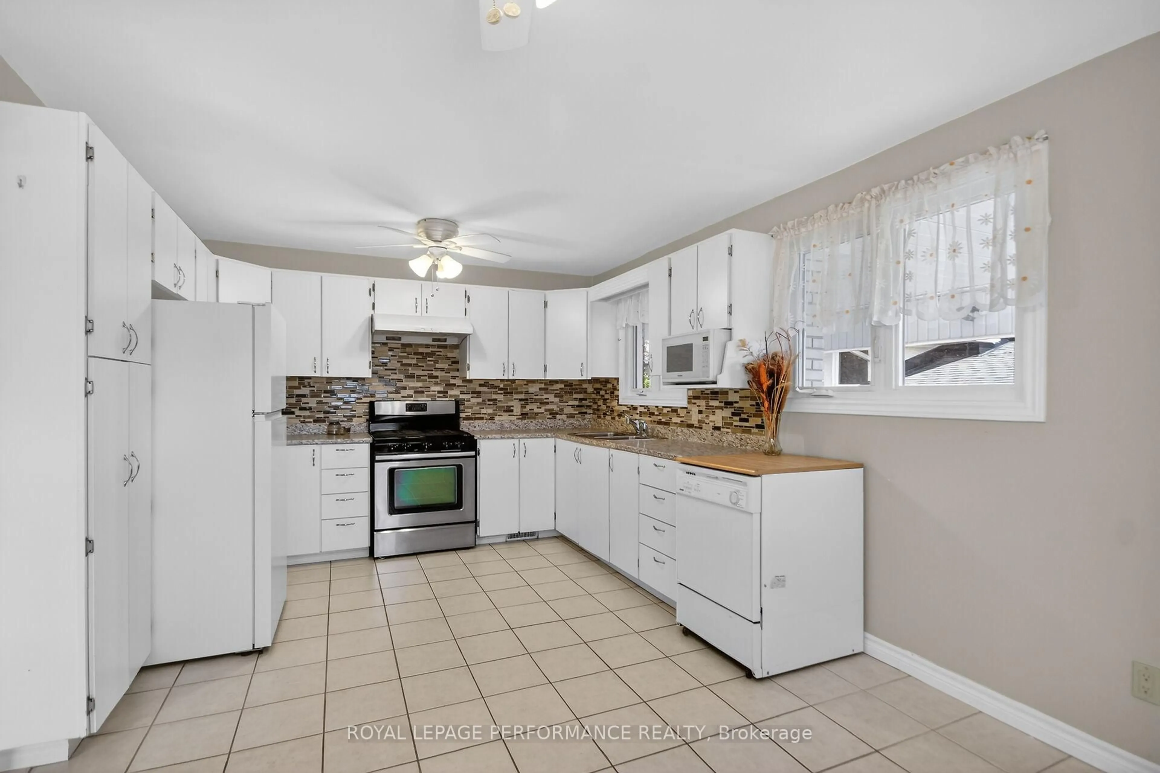 Standard kitchen, ceramic/tile floor for 1879 Sharel Dr, Ottawa Ontario K1H 6W3