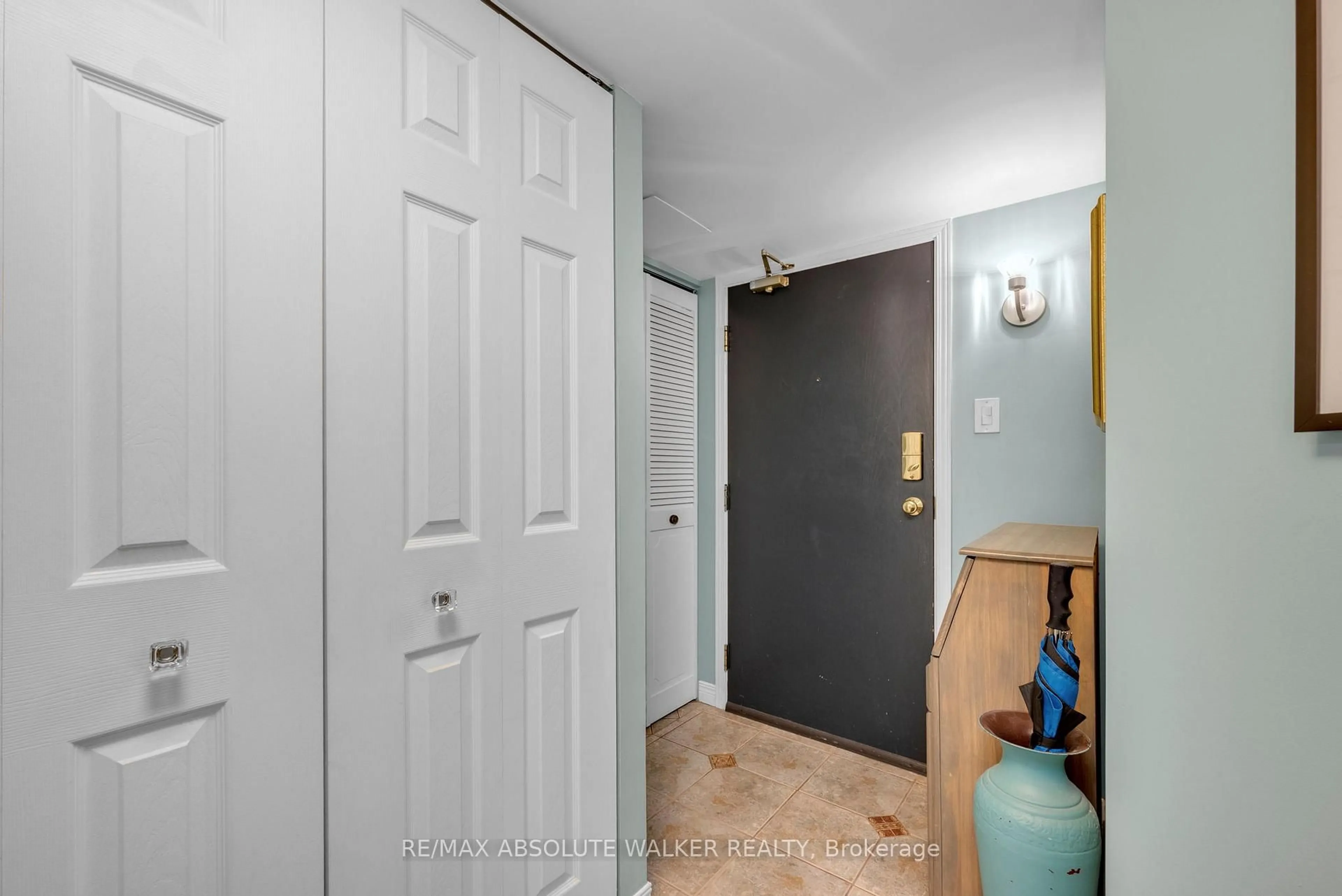 Indoor entryway for 540 Cambridge St #113, Ottawa Ontario K1S 5M7