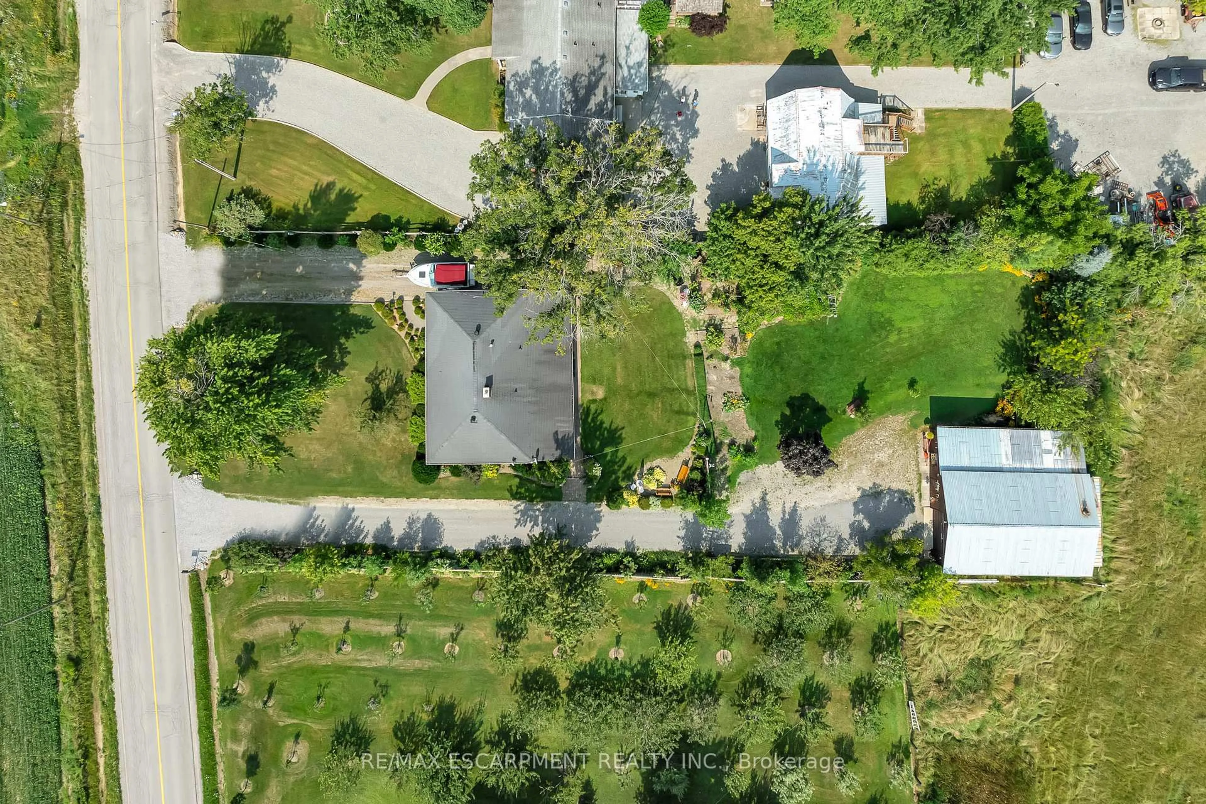 A pic from outside/outdoor area/front of a property/back of a property/a pic from drone, street for 609 Green Mountain Rd, Hamilton Ontario L8J 2Z7