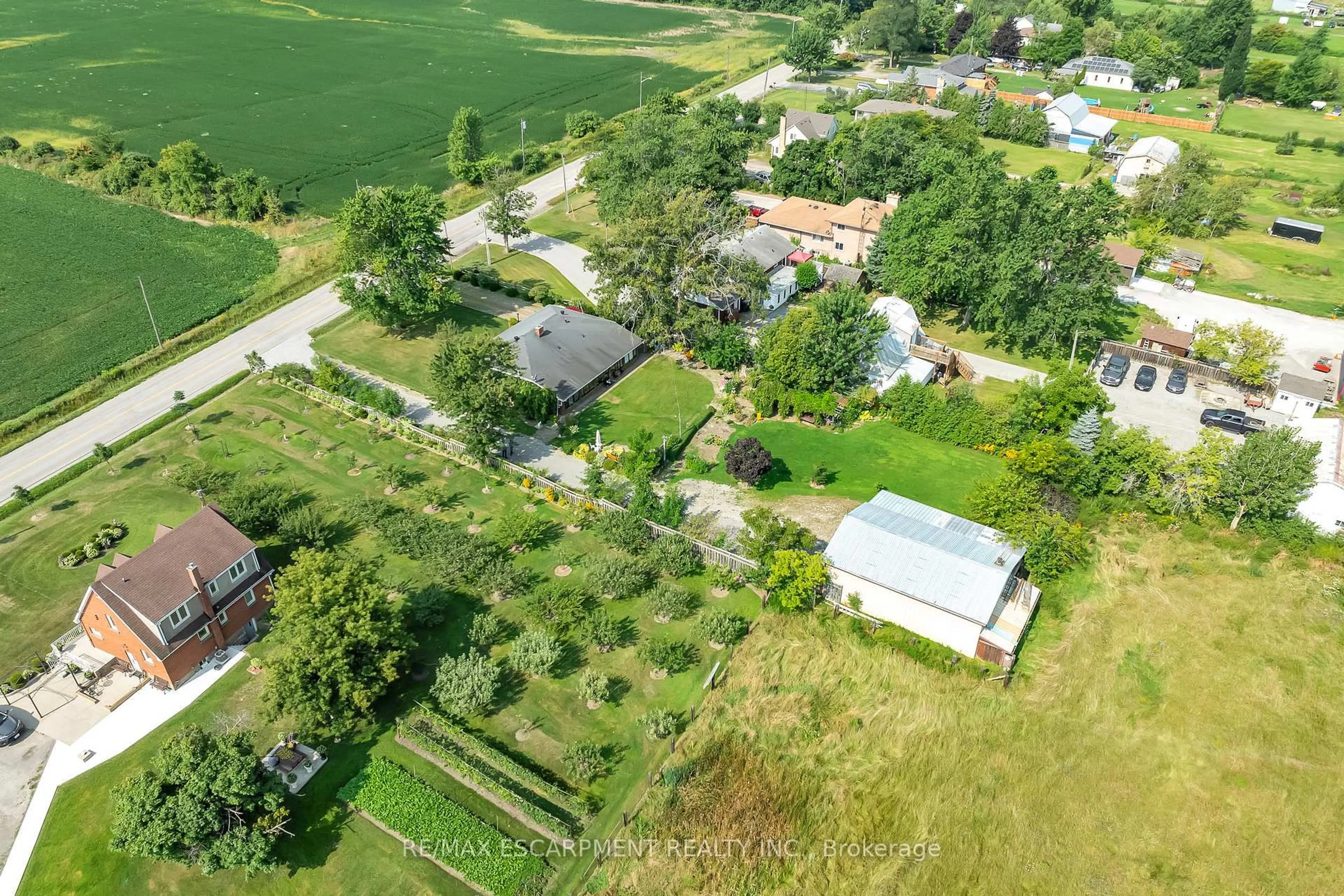 A pic from outside/outdoor area/front of a property/back of a property/a pic from drone, street for 609 Green Mountain Rd, Hamilton Ontario L8J 2Z7