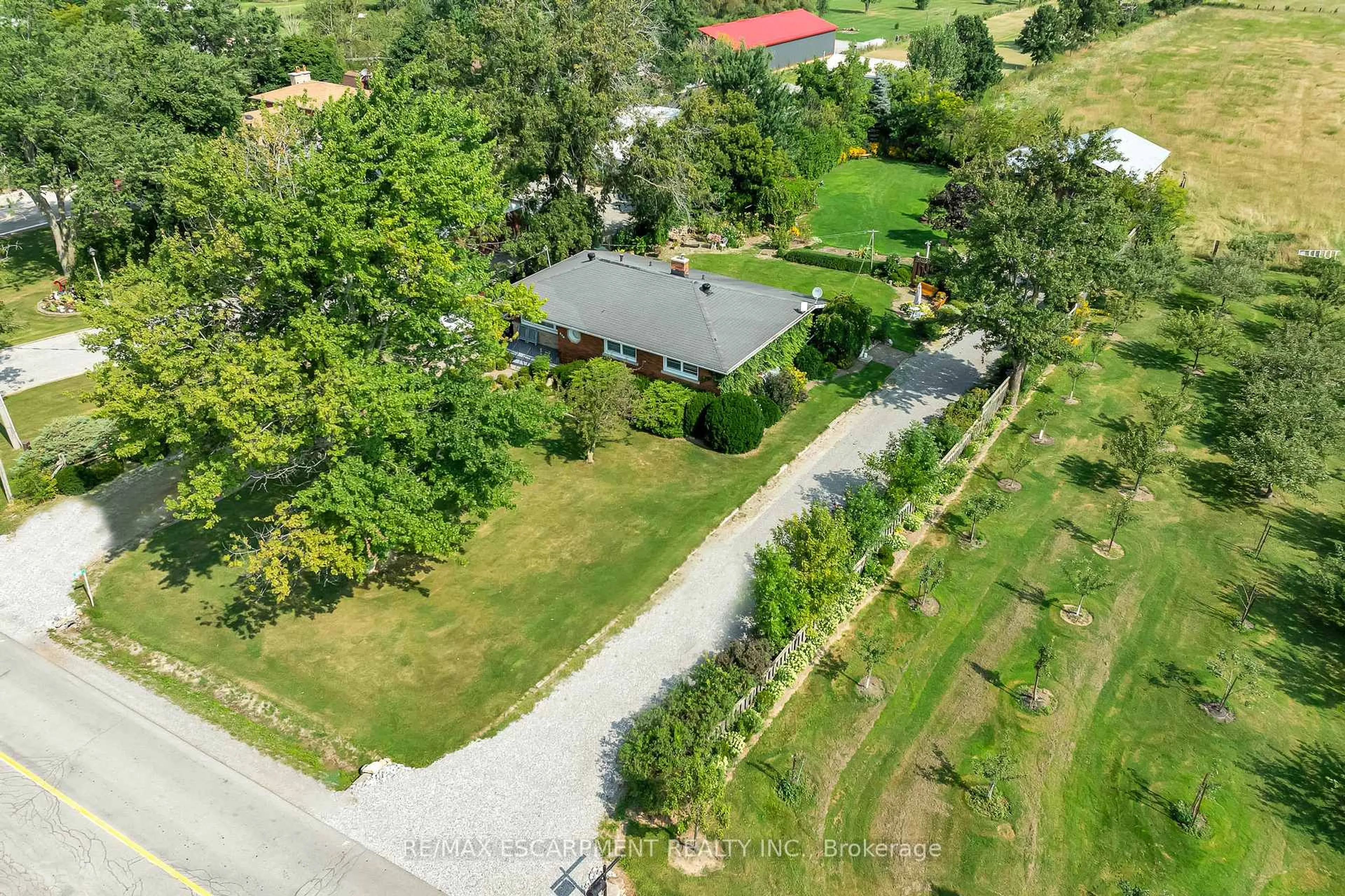 A pic from outside/outdoor area/front of a property/back of a property/a pic from drone, unknown for 609 Green Mountain Rd, Hamilton Ontario L8J 2Z7
