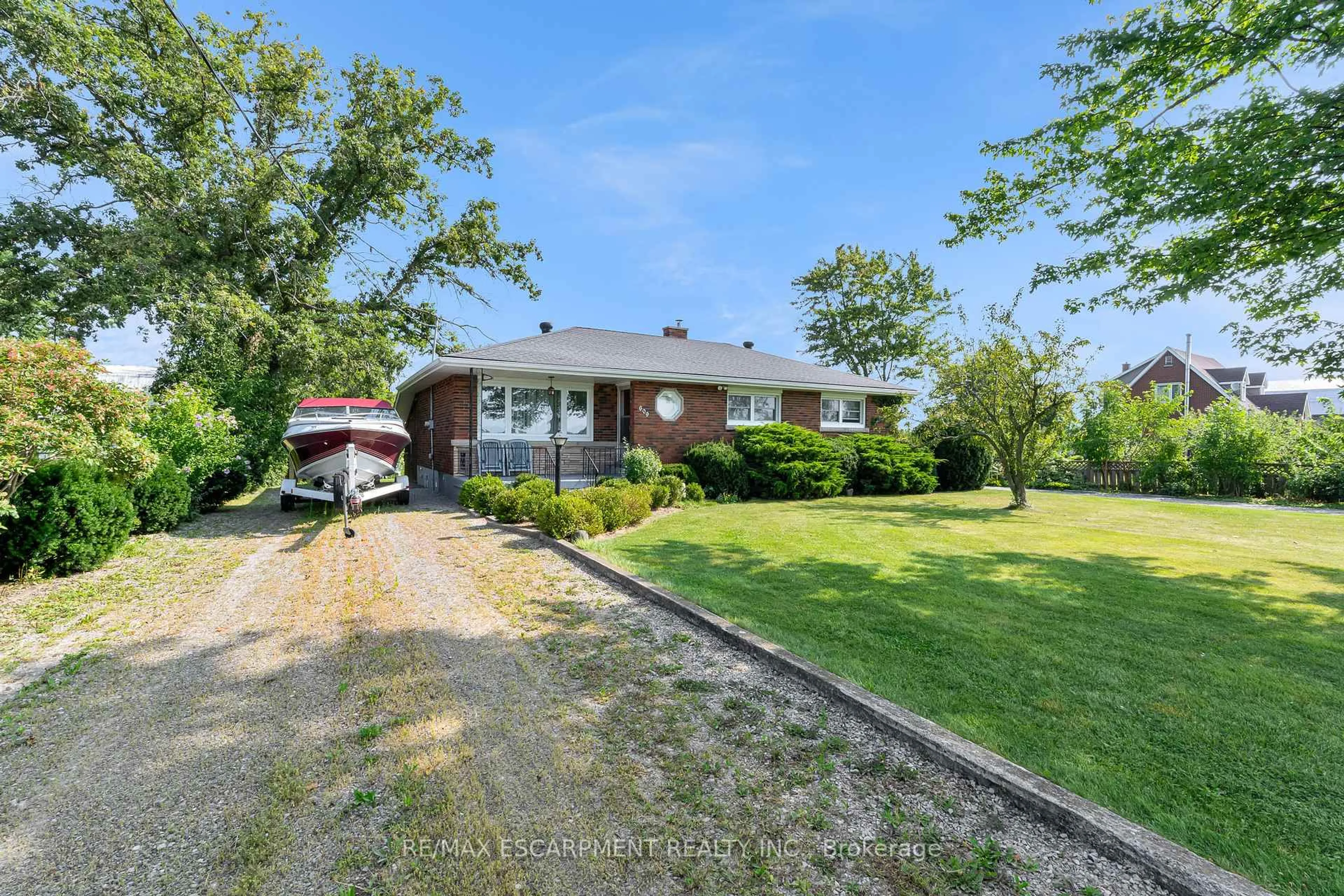 A pic from outside/outdoor area/front of a property/back of a property/a pic from drone, street for 609 Green Mountain Rd, Hamilton Ontario L8J 2Z7