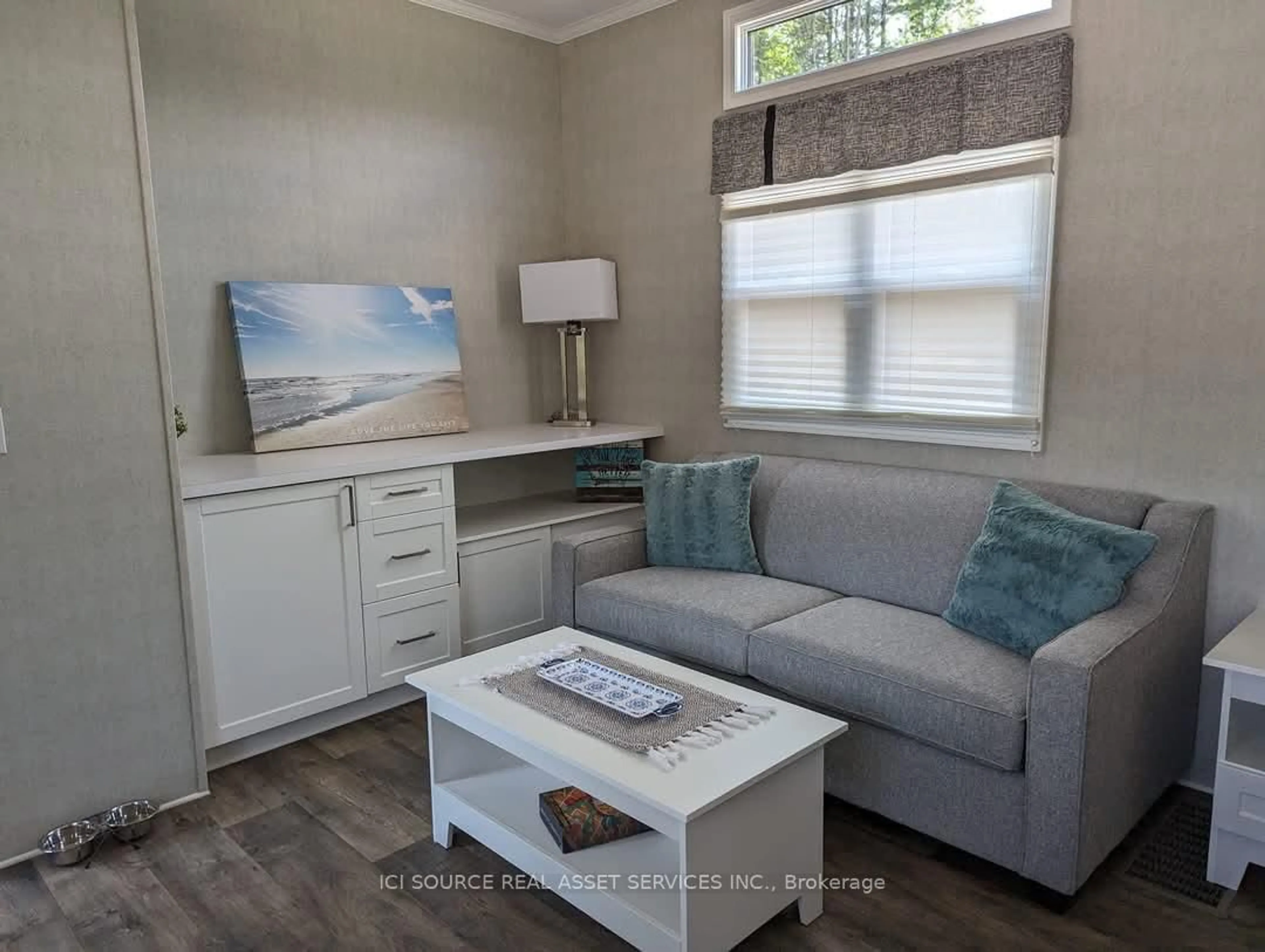 Living room with furniture, wood/laminate floor for 1047 Bonnie Lake Camp Rd #LKR036, Bracebridge Ontario P1L 1W9