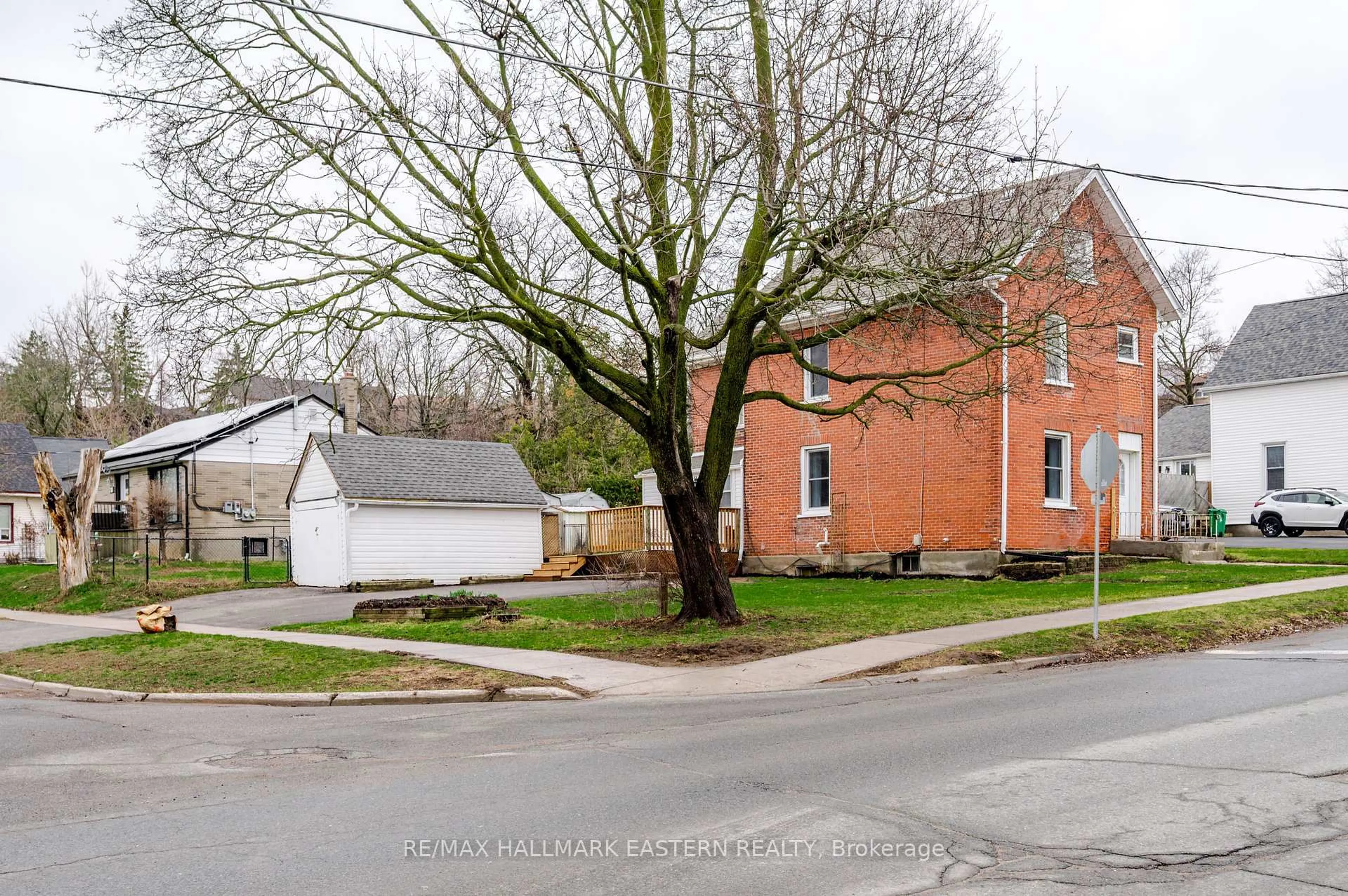 A pic from outside/outdoor area/front of a property/back of a property/a pic from drone, street for 1065 High St, Peterborough Ontario K9J 5S1