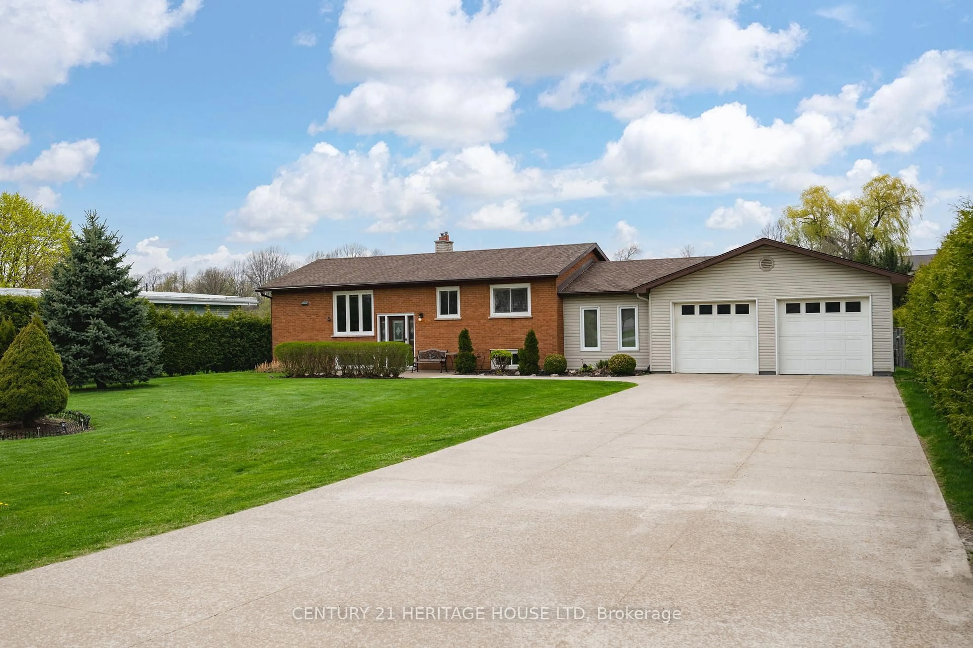 A pic from outside/outdoor area/front of a property/back of a property/a pic from drone, street for 2720 Catherine St, Thames Centre Ontario N0L 1G4